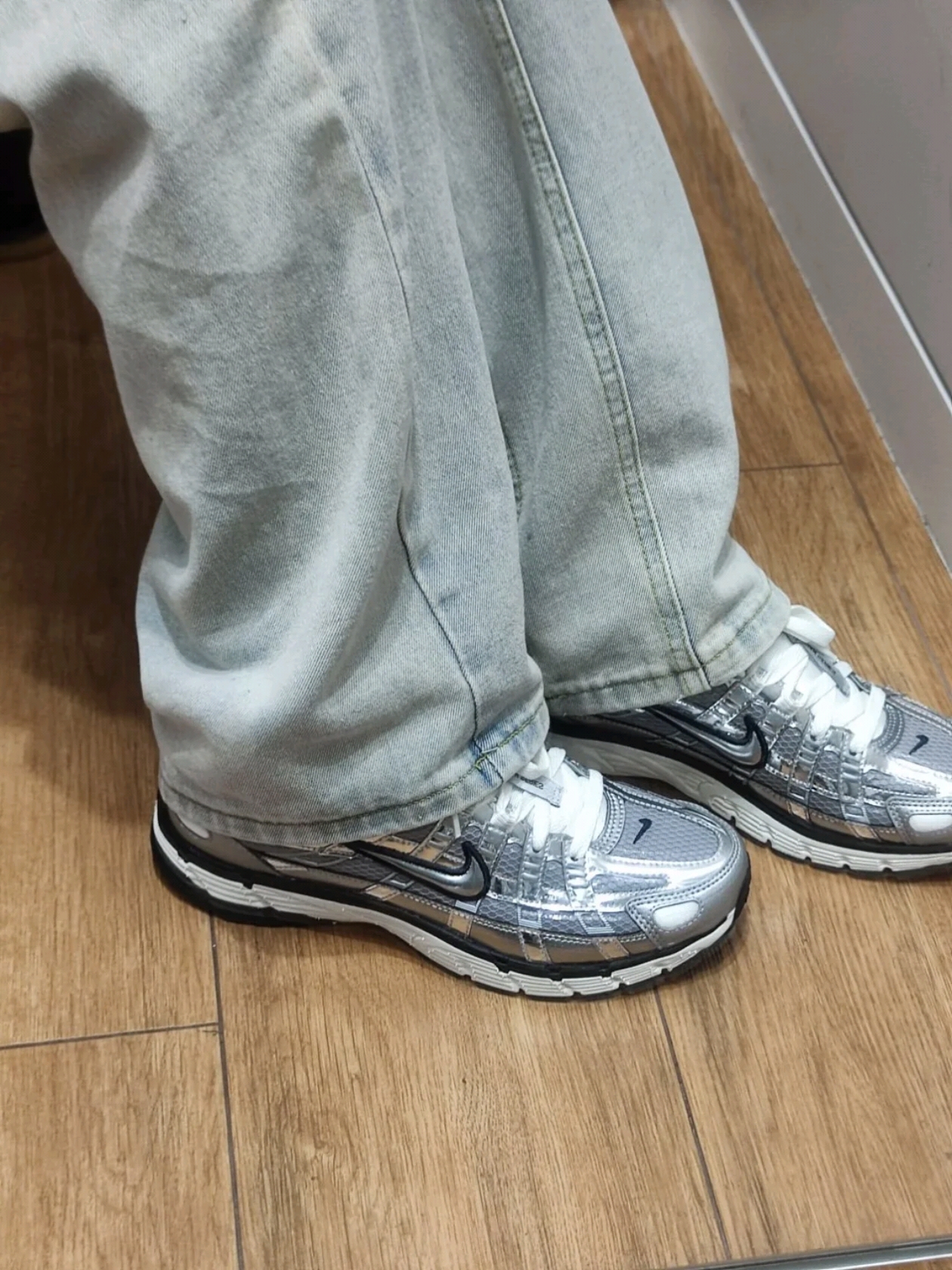 Nike P-6000 Metallic Silver 착용 스타일