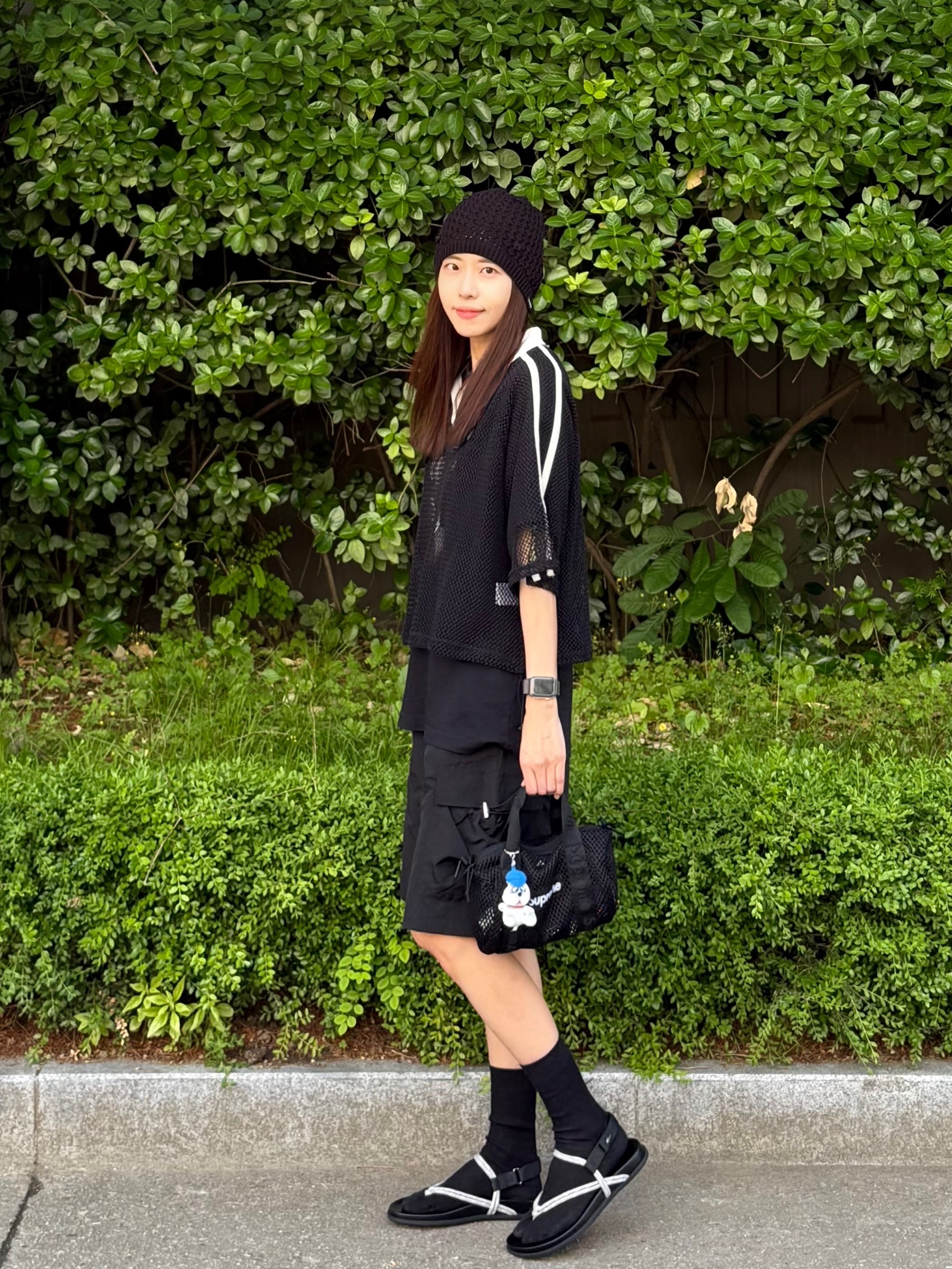 Supreme Mesh Mini Duffle Bag Black - 25SS, Uniqlo UT x Kaws Short Sleeve Graphic T-Shirt Black 착용 스타일 - 1