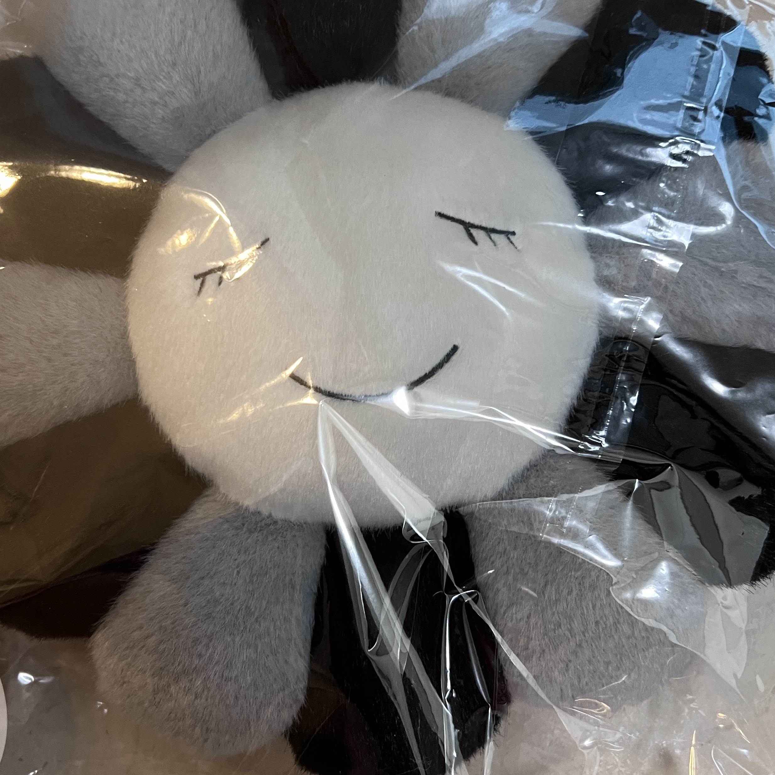 Kaikai Kiki Flower Cushion 30cm Grey Black 착용 스타일