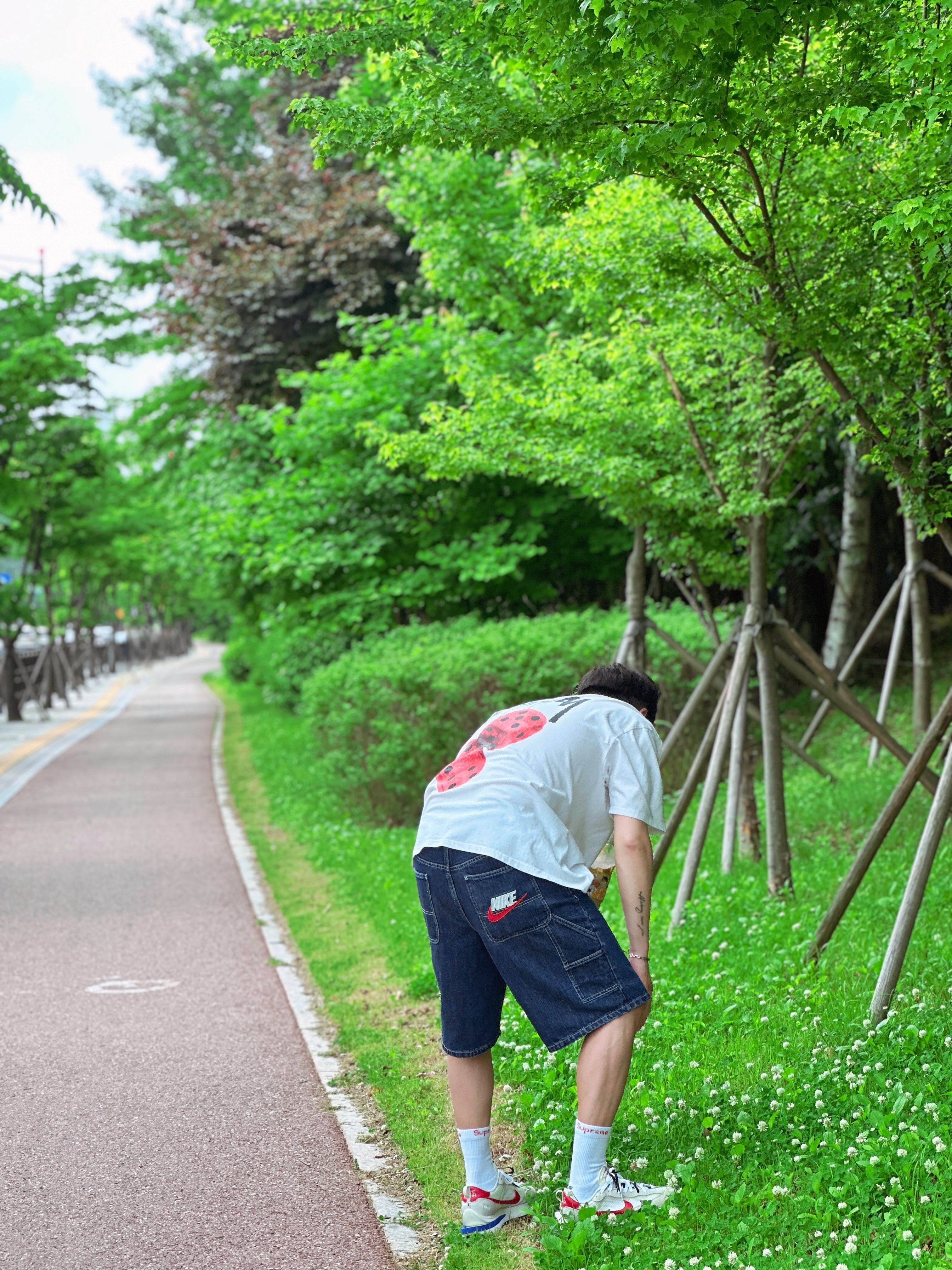 Stussy Fuzzy Dice T-Shirt White, Supreme x Nike Denim Short Indigo - 24SS 착용 스타일 - 3