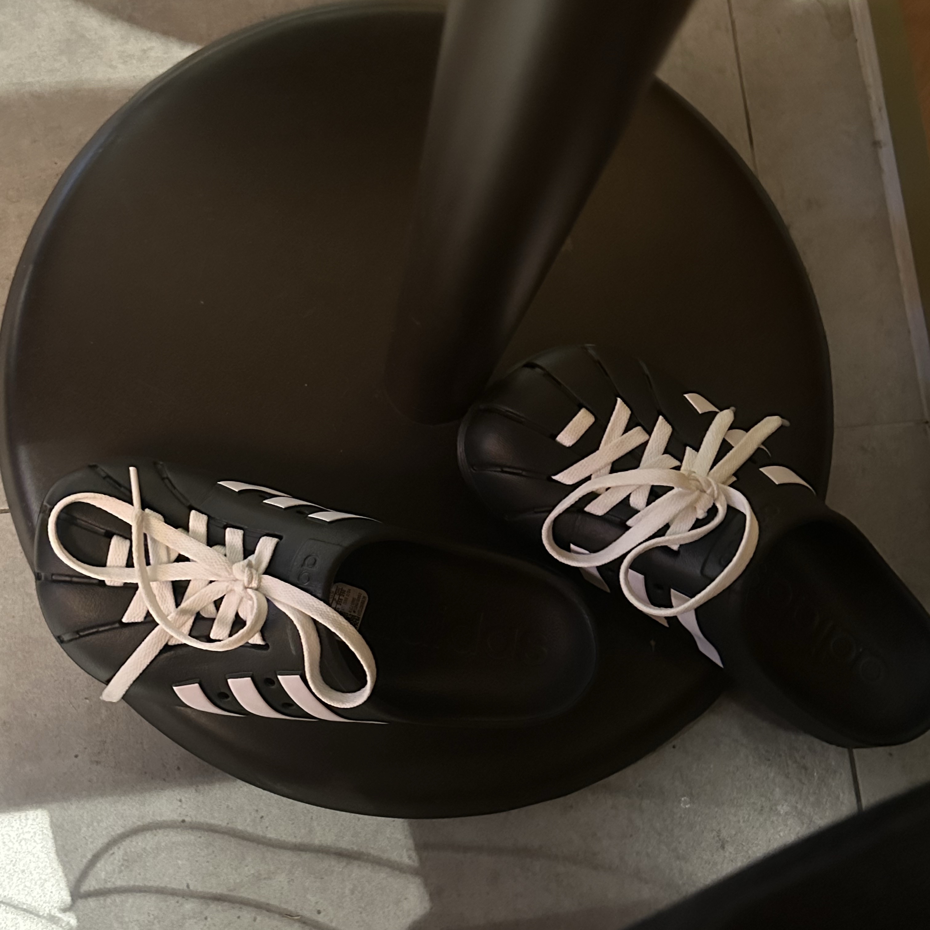 Adidas Adilette Clog Black White 착용 스타일