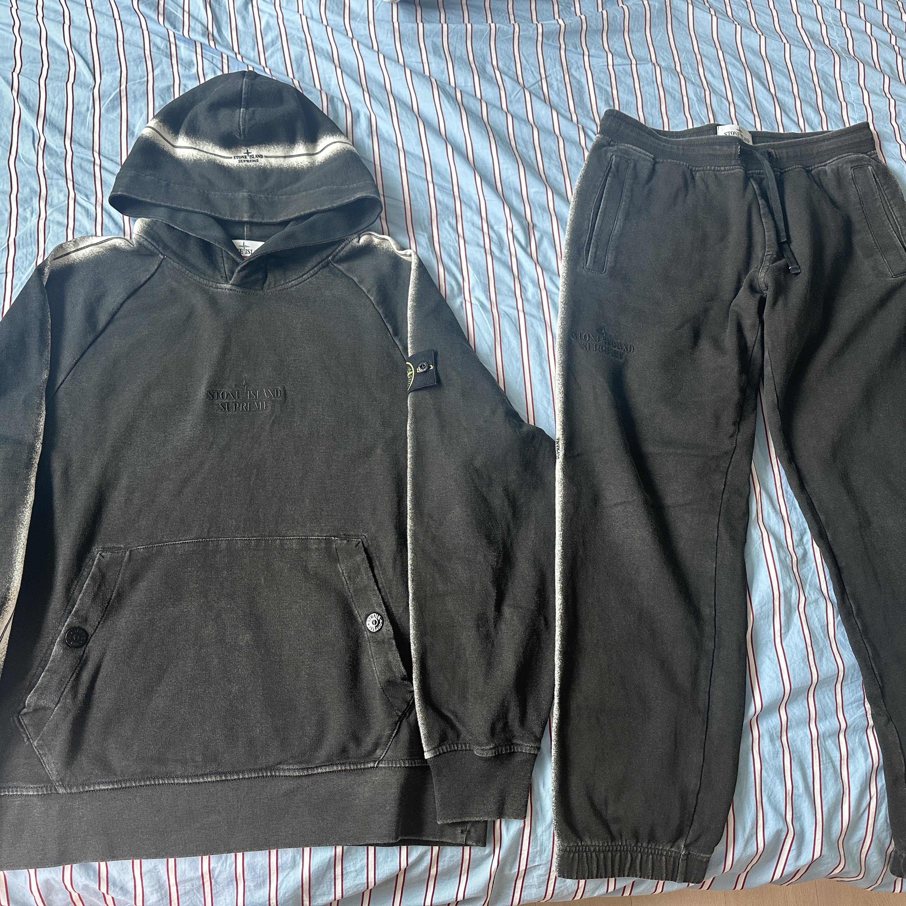 Supreme x Stone Island Stripe Sweatpants Black - 22SS, Supreme x Stone Island Stripe Hooded Sweatshirt Black - 22SS 착용 스타일 - 1