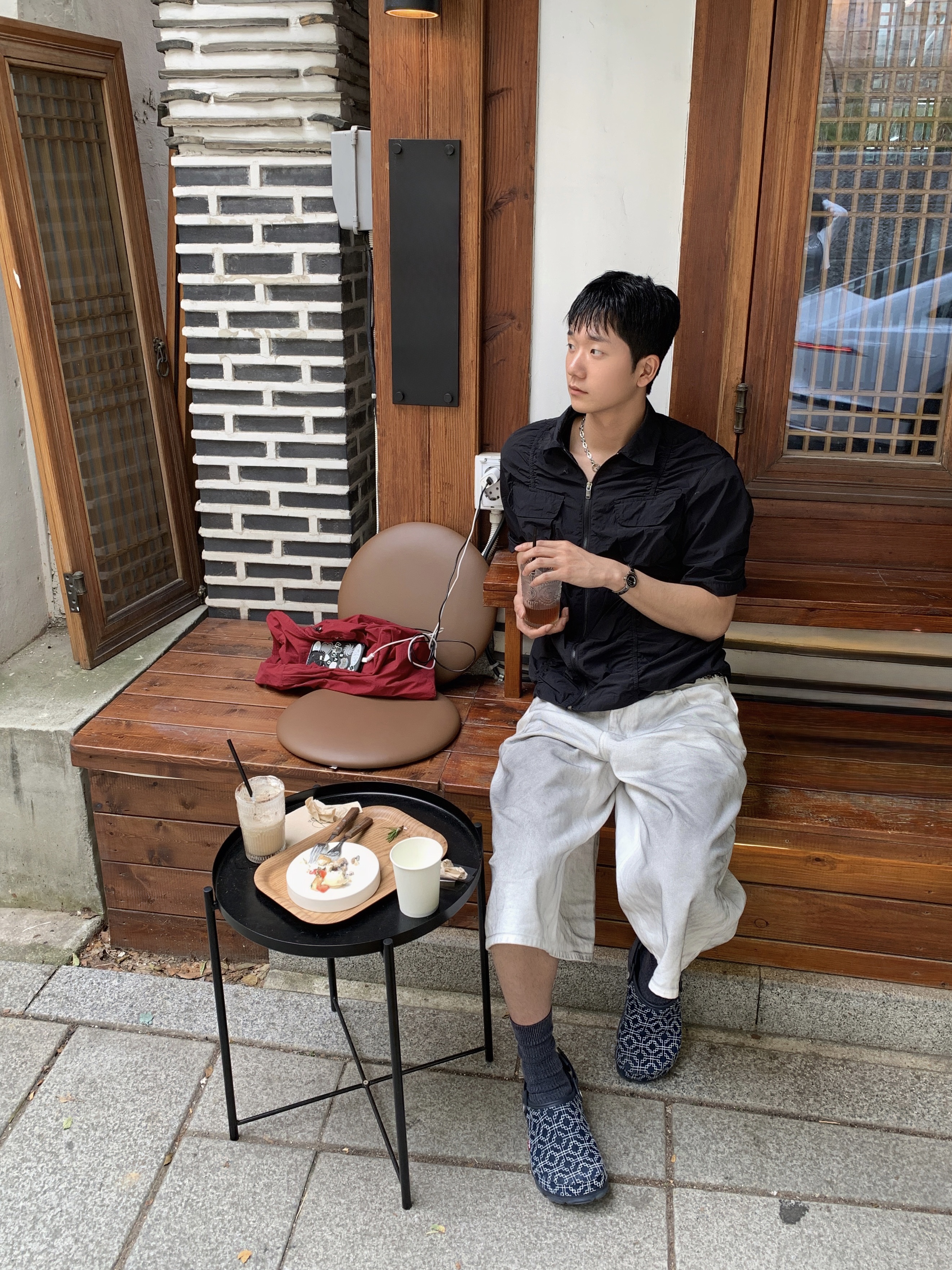 Crocs x Levi's All Terrain Clog Navy 착용 스타일