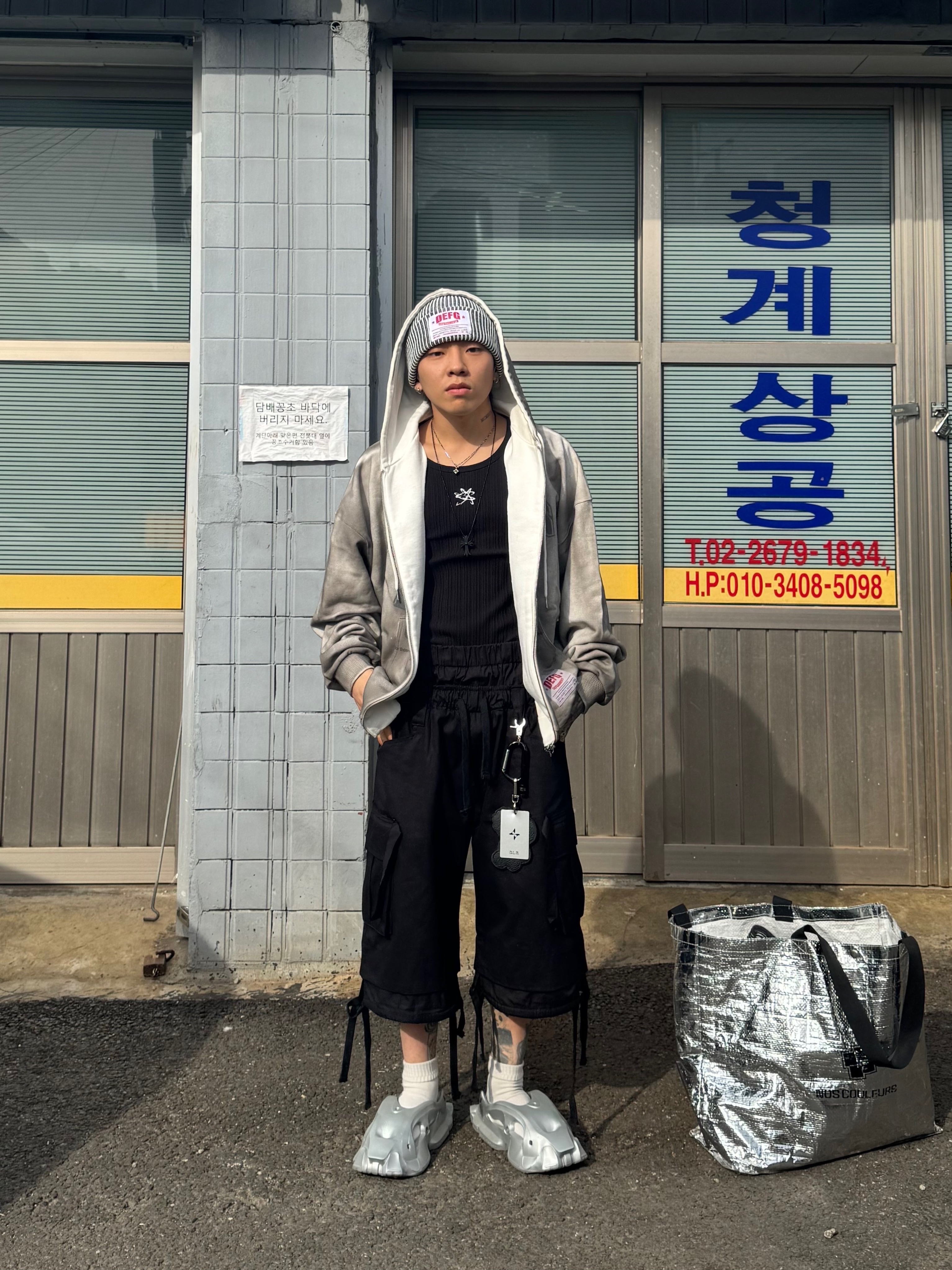 DEFGARMENTS Label Point Rib Beanie White, DEFGARMENTS Dirty Washed Hood Zipup Gray 착용 스타일 - 5