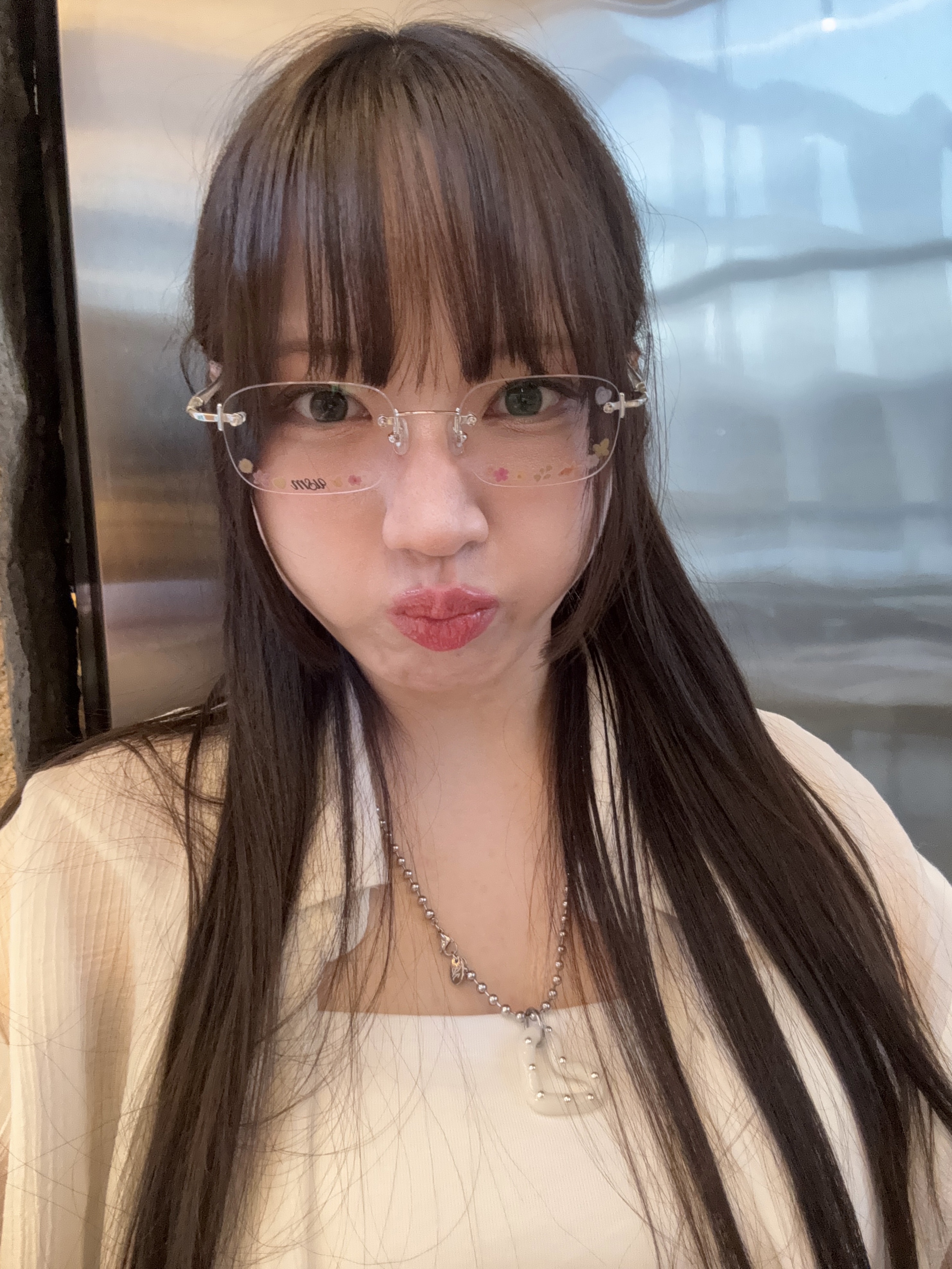 Nff Hubble Necklace White 착용 스타일 - 1