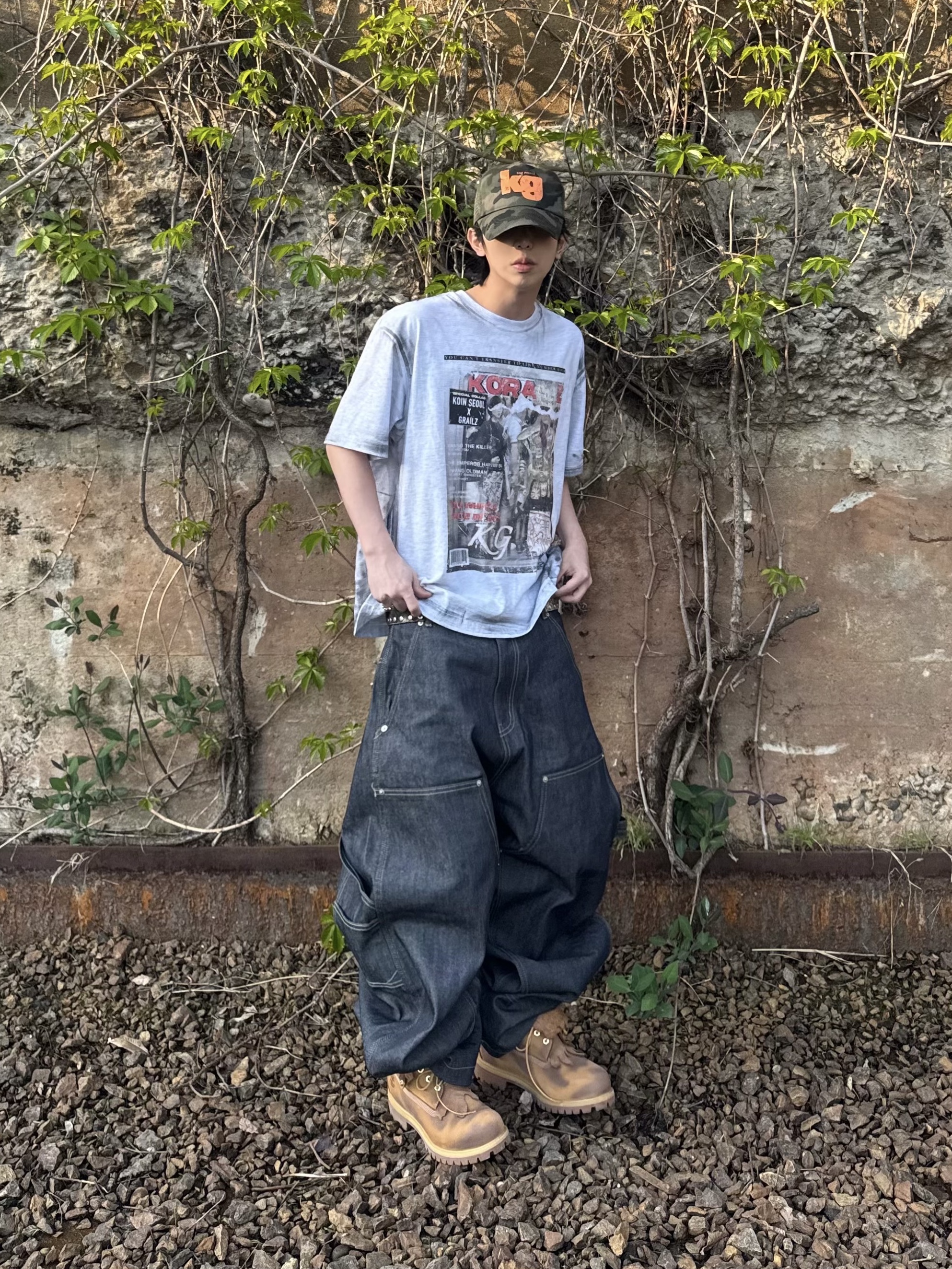 GRAILZ x KOIN SEOUL Carpenter Raw Denim Pants Indigo, GRAILZ x KOIN SEOUL Magazine T-Shirts Melange Grey 착용 스타일 - 1