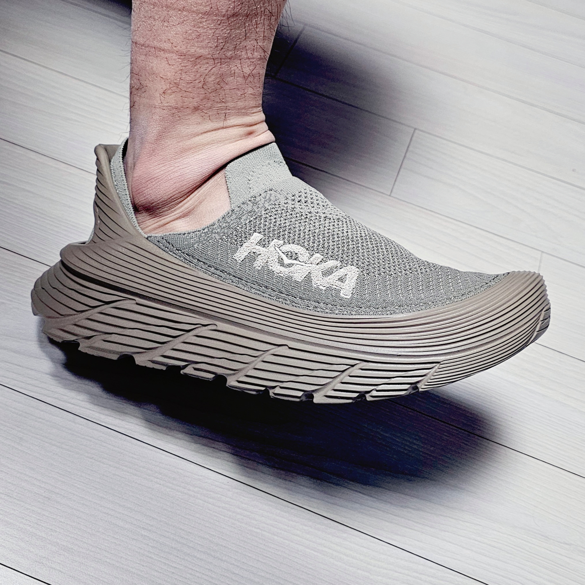 Hoka Restore TC Dune Oxford Tan 착용 스타일