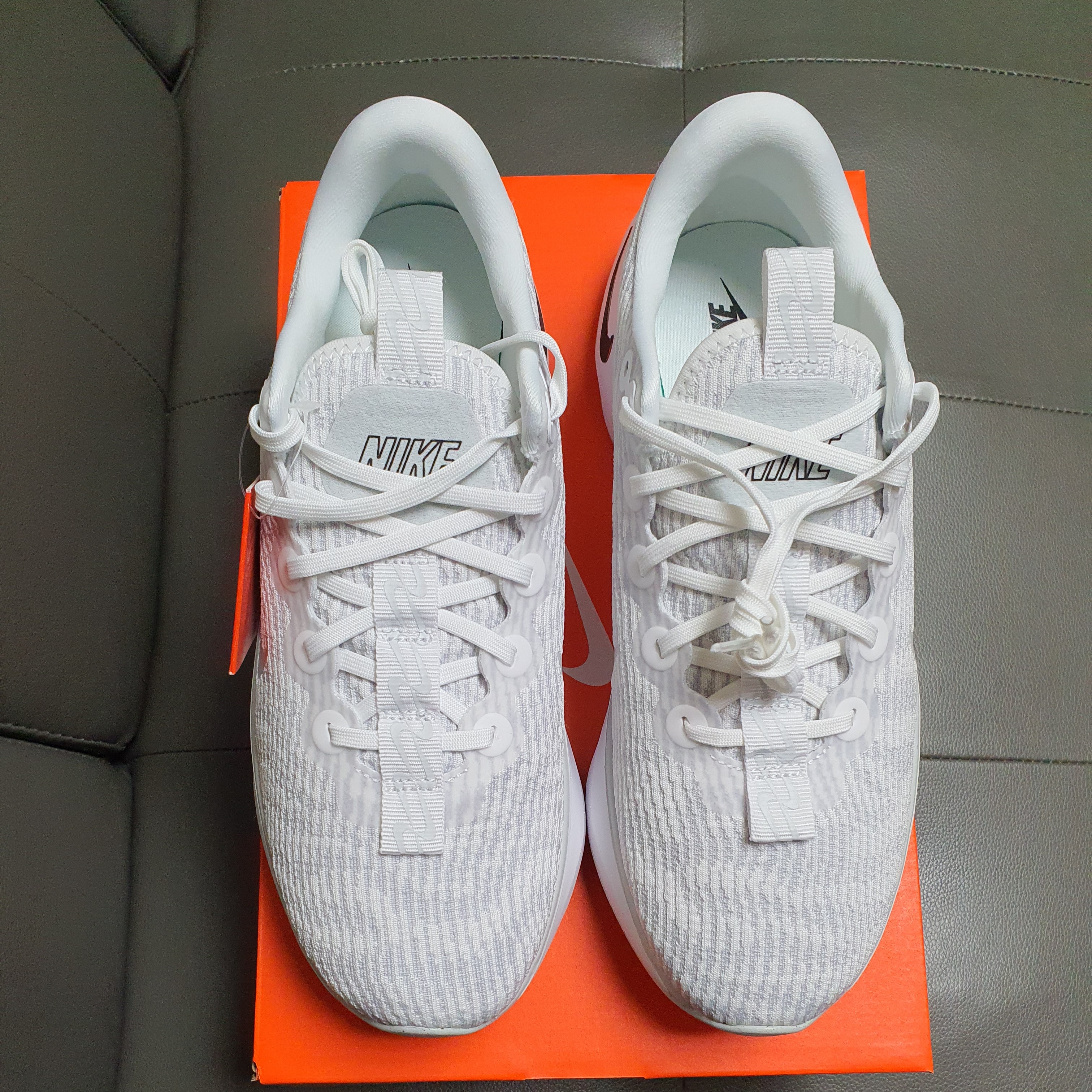 Nike Motiva White Black 착용 스타일
