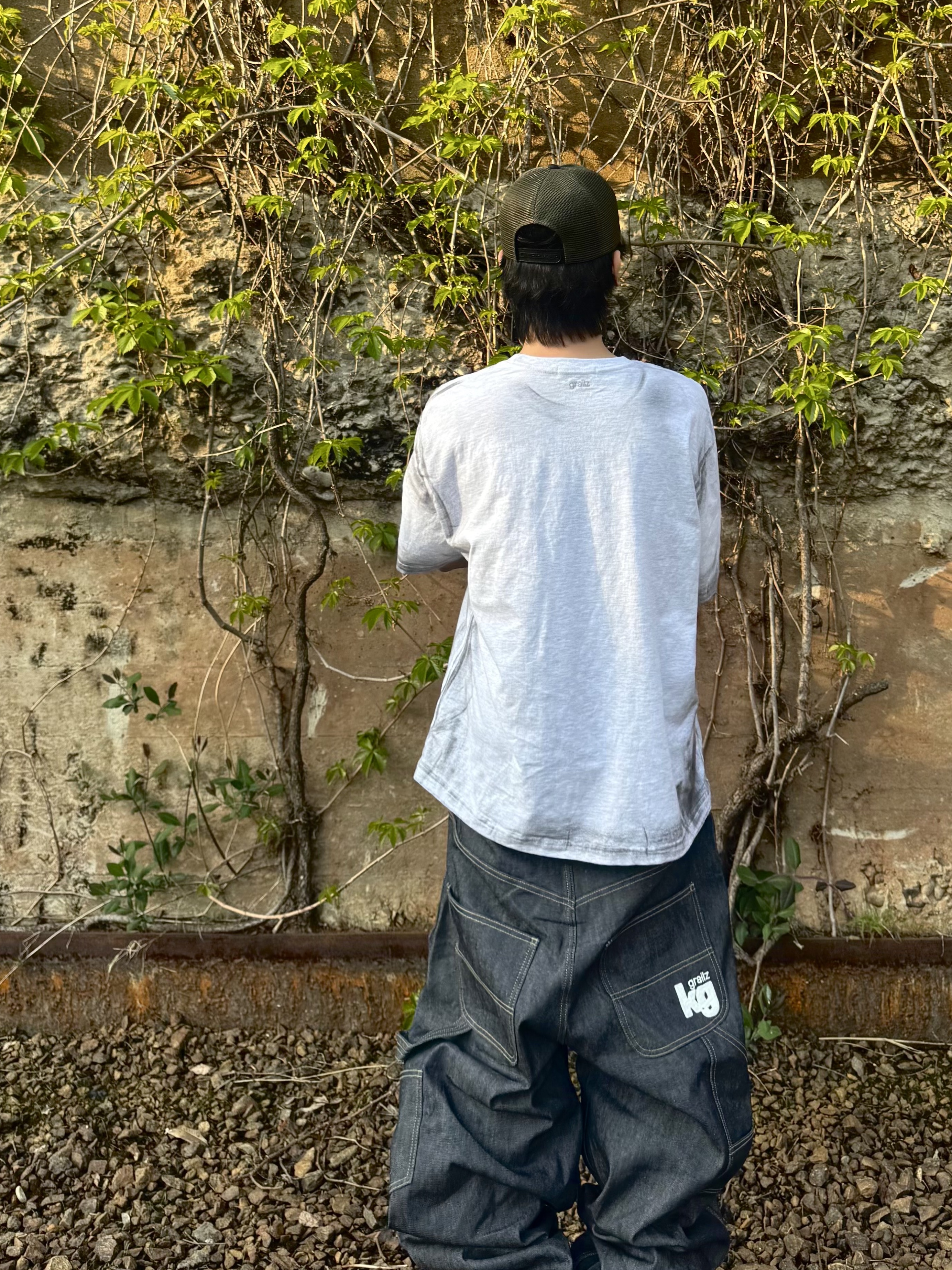 GRAILZ x KOIN SEOUL Carpenter Raw Denim Pants Indigo, GRAILZ x KOIN SEOUL Magazine T-Shirts Melange Grey 착용 스타일 - 4