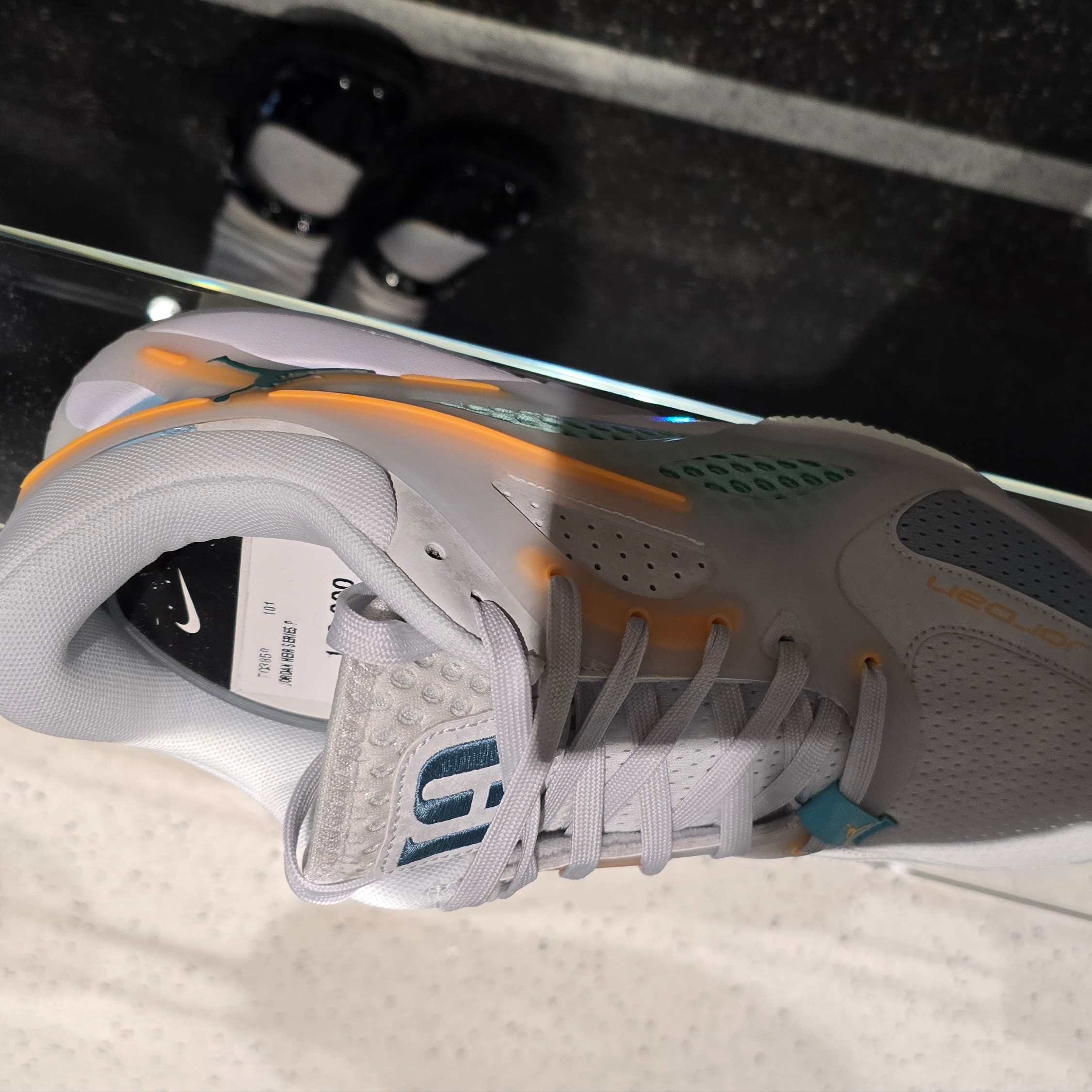 Jordan Heir Series PF Poolside Off White Laser Orange 착용 스타일