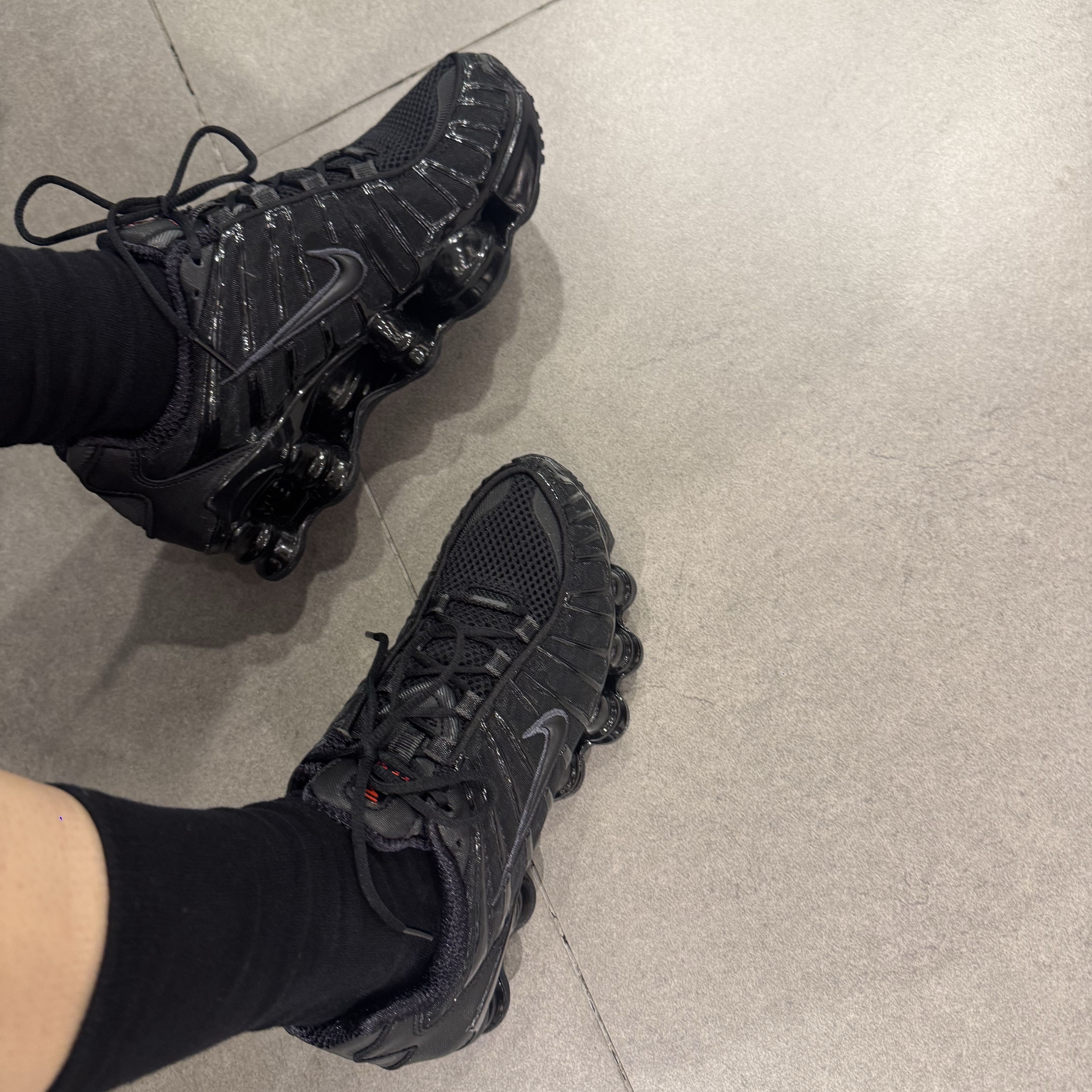 (W) Nike Shox TL Black and Max Orange 착용 스타일
