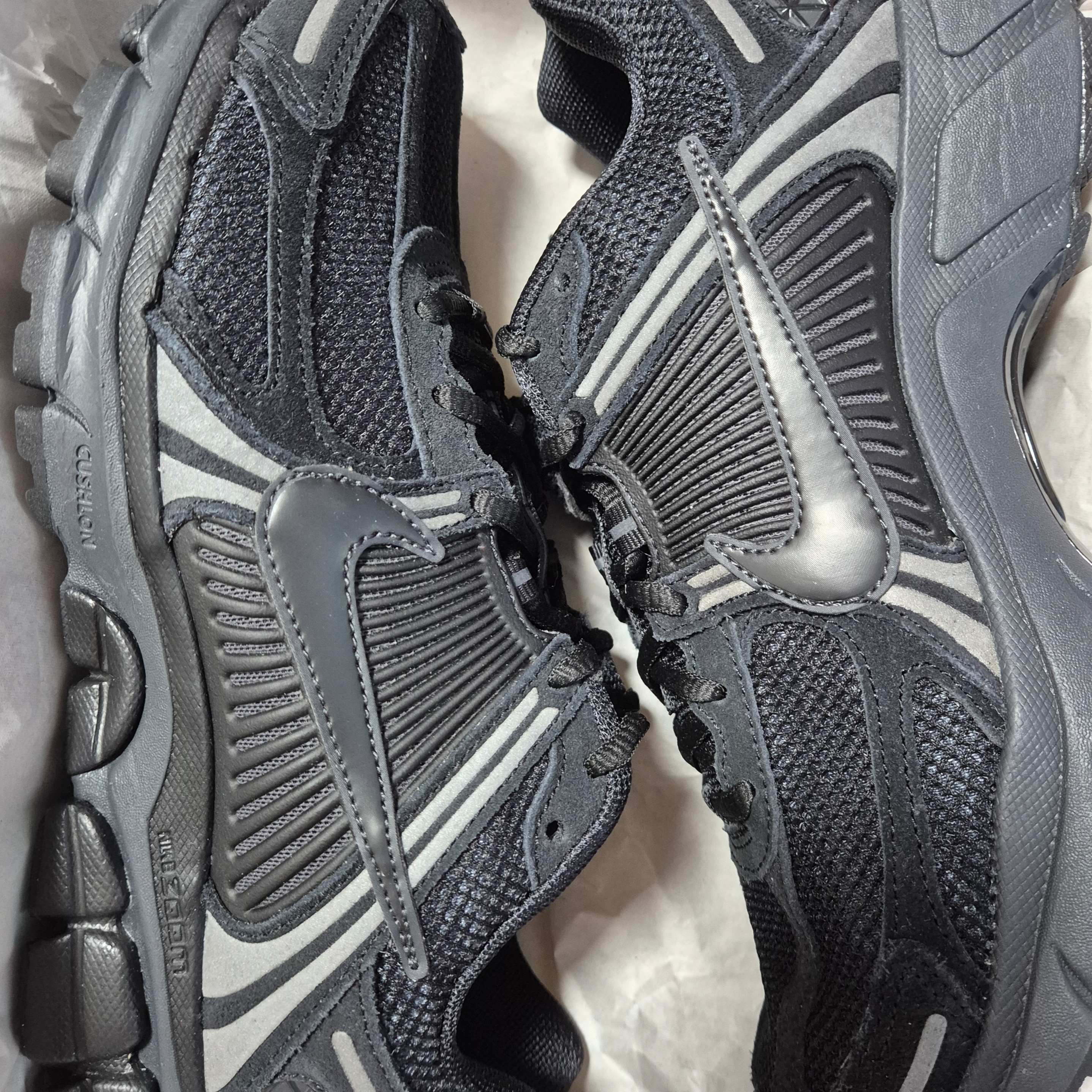 Nike Zoom Vomero 5 Black Anthracite Metallic Dark Grey 착용 스타일 - 2