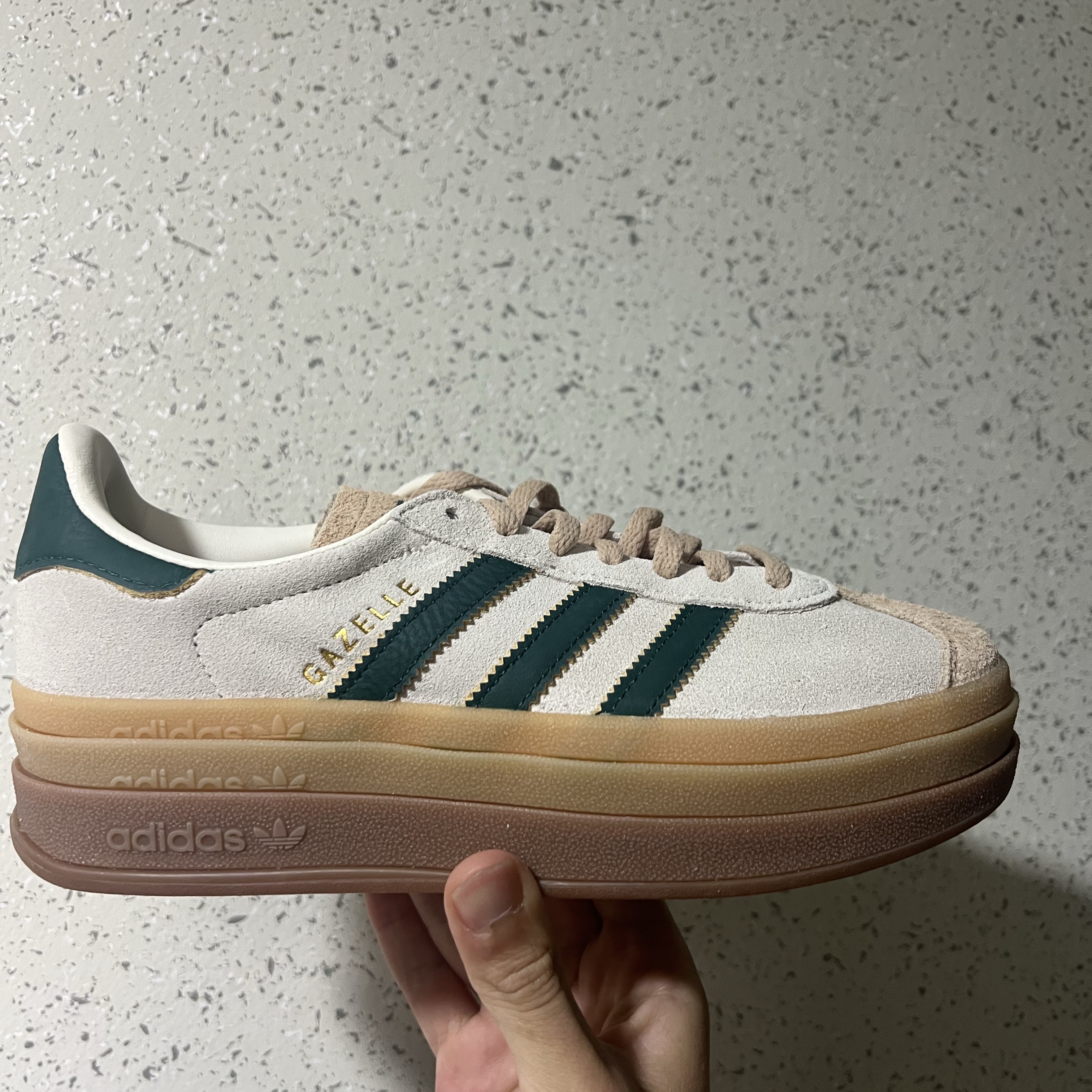 (W) Adidas Gazelle Bold Cream White Collegiate Green 착용 스타일 - 4