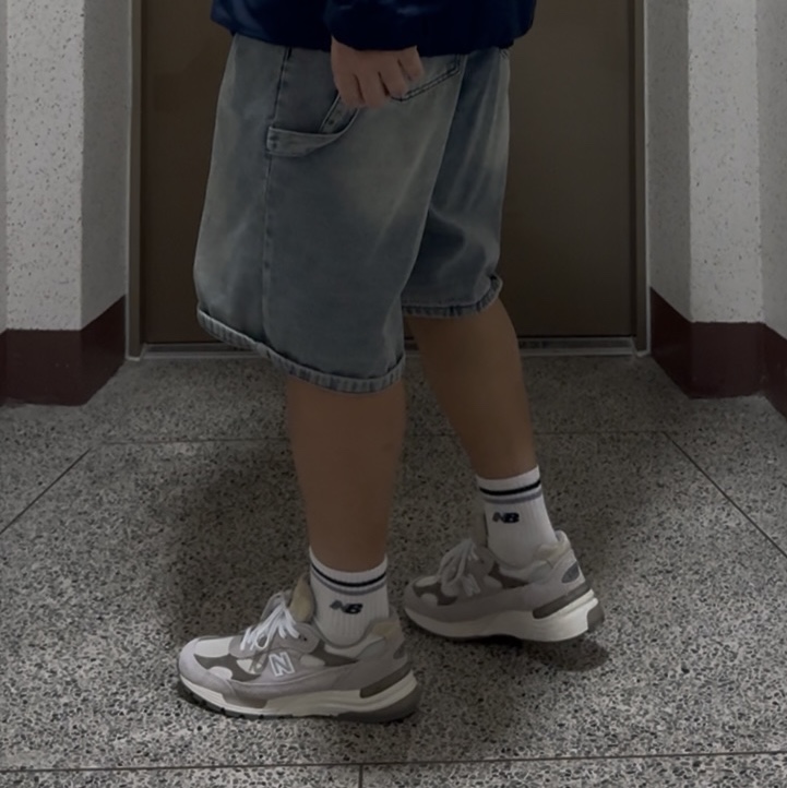 New Balance 992 Made in USA Moonrock Mushroom 착용 스타일 - 2