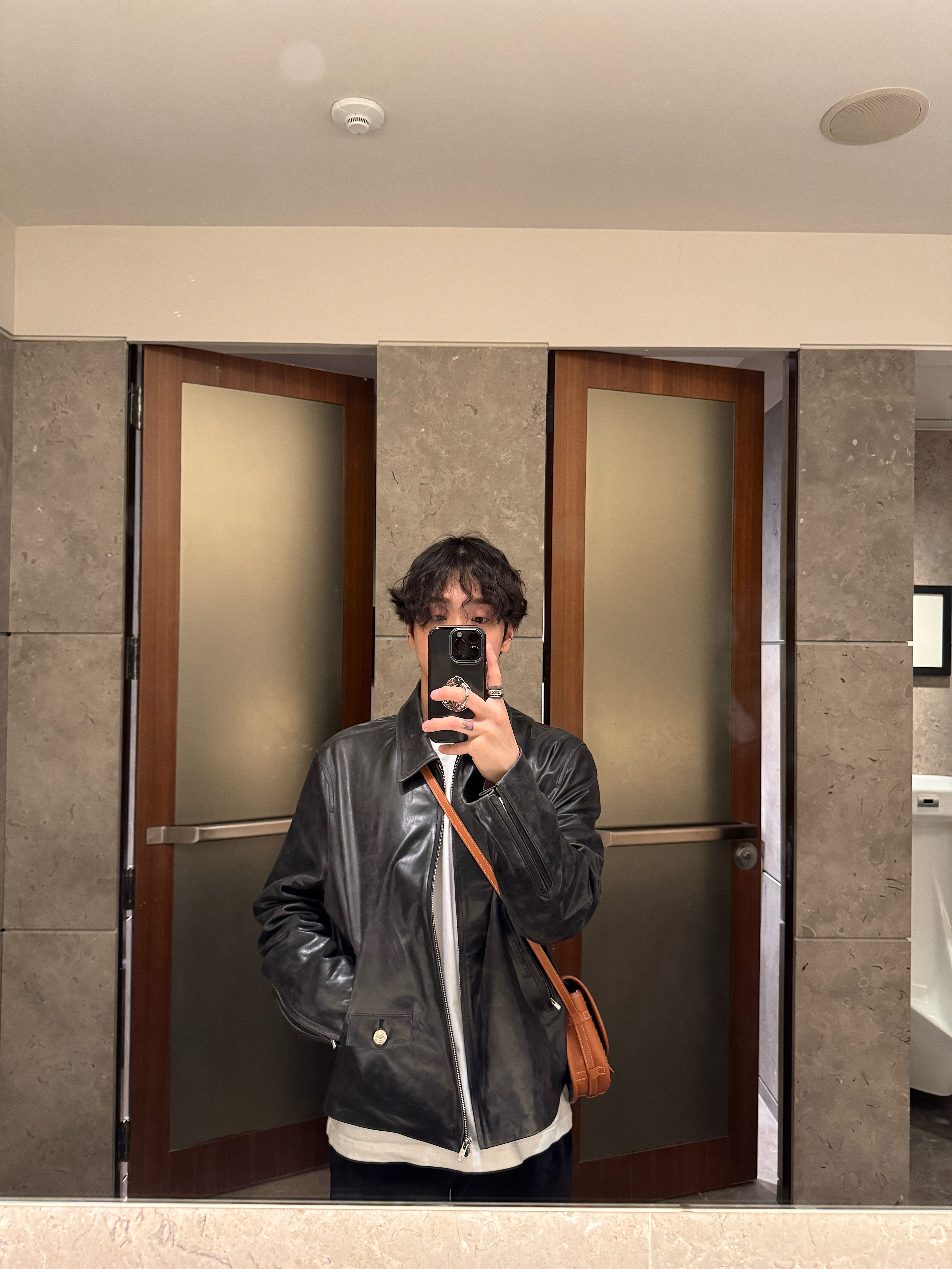 STU Lamb Skin Leather Jacket Black, STU  Embroidery Velvet Denim Pants Black 착용 스타일 - 6