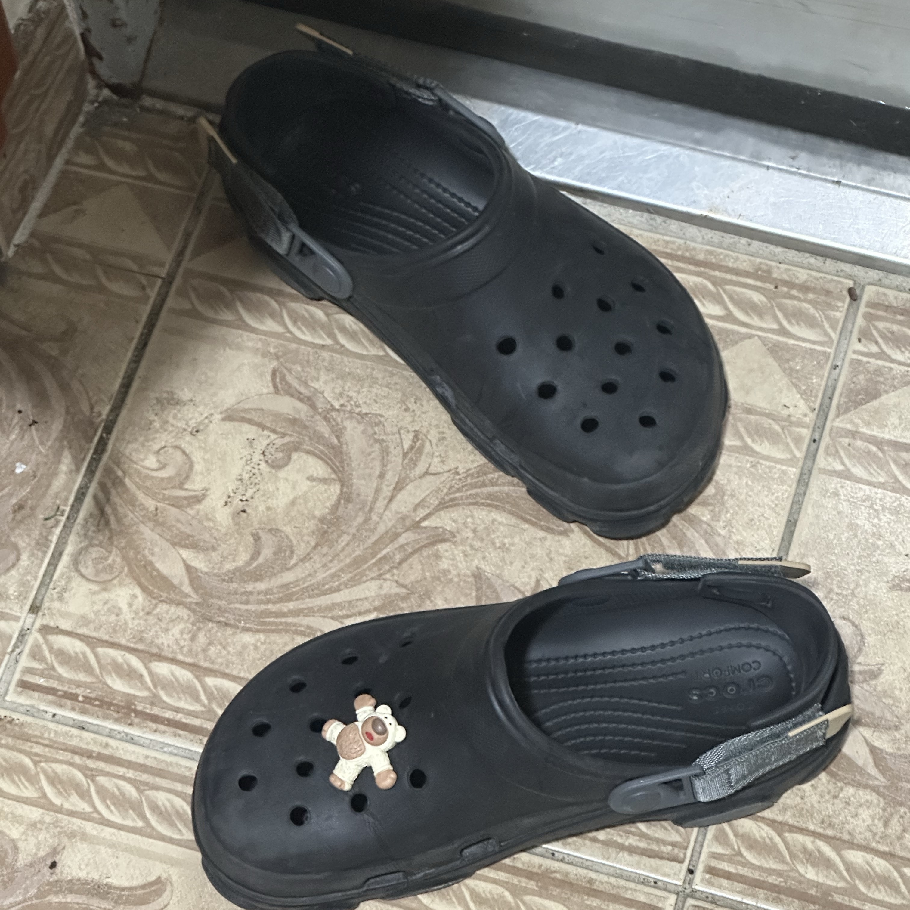 Crocs All Terrain Clog Black 착용 스타일
