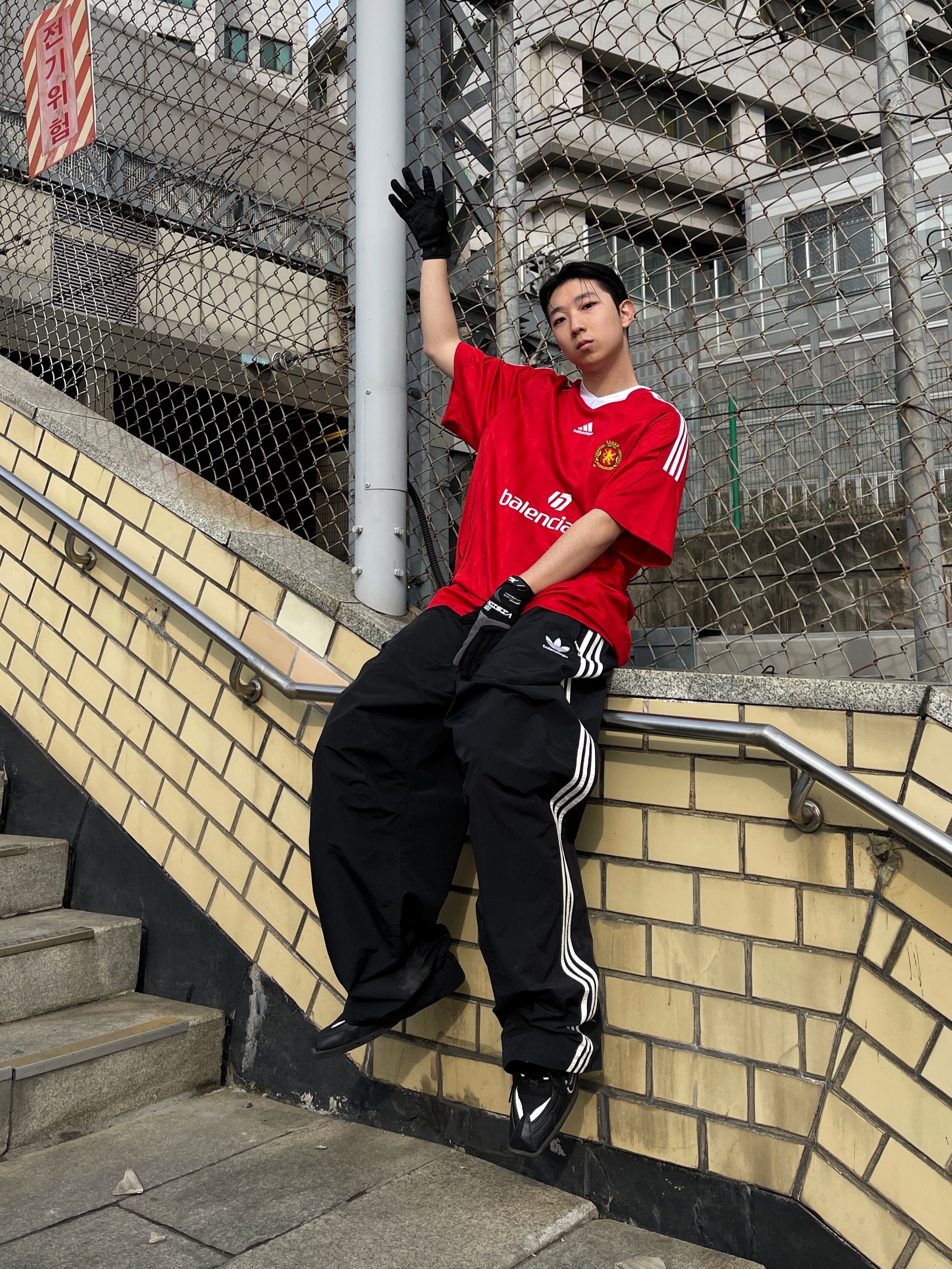 Balenciaga x Adidas Oversized Football T-Shirt Red, Balenciaga x Adidas Tracksuit Trousers Black 착용 스타일 - 3