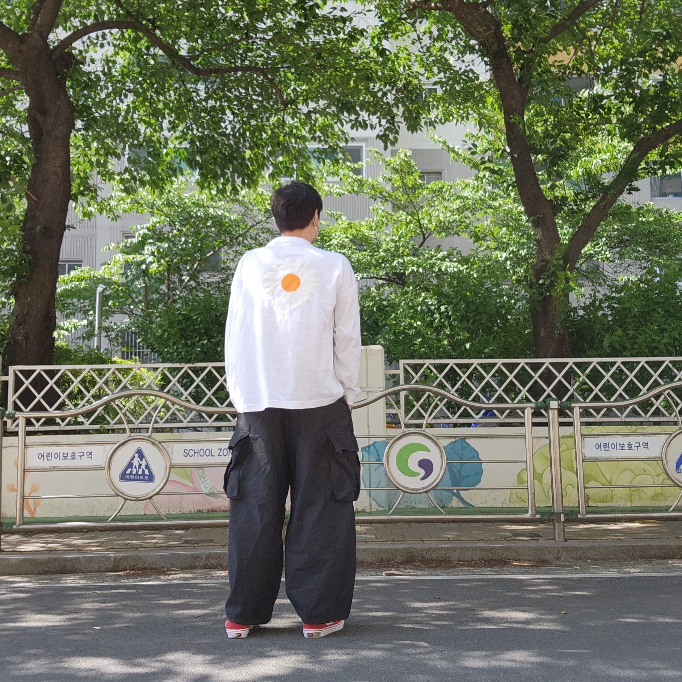 Nike x Peaceminusone LS T-Shirt White (DR0098-100), Needles H.D. BDU Pants Black 착용 스타일 - 2