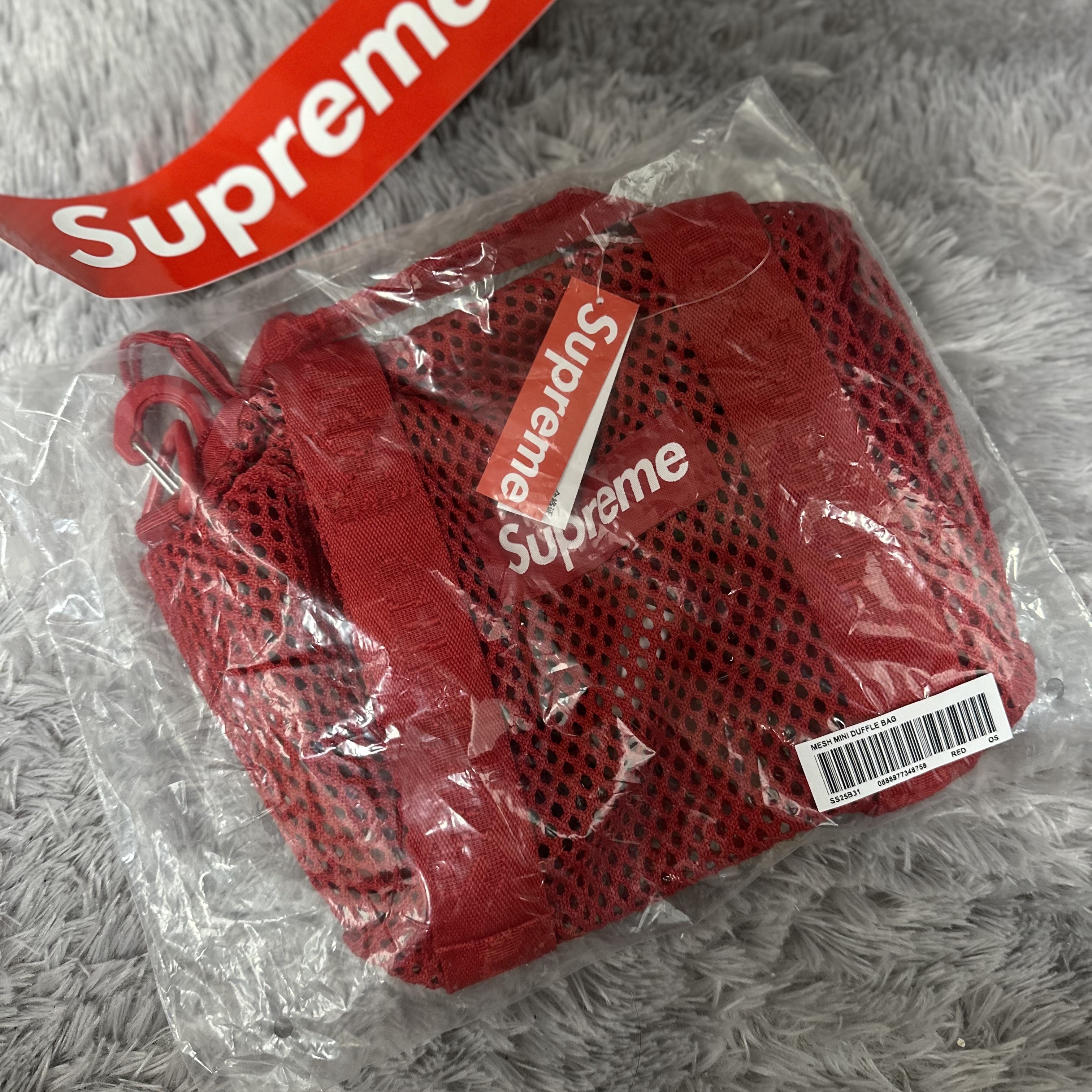 Supreme Mesh Mini Duffle Bag Red - 25SS 착용 스타일 - 1