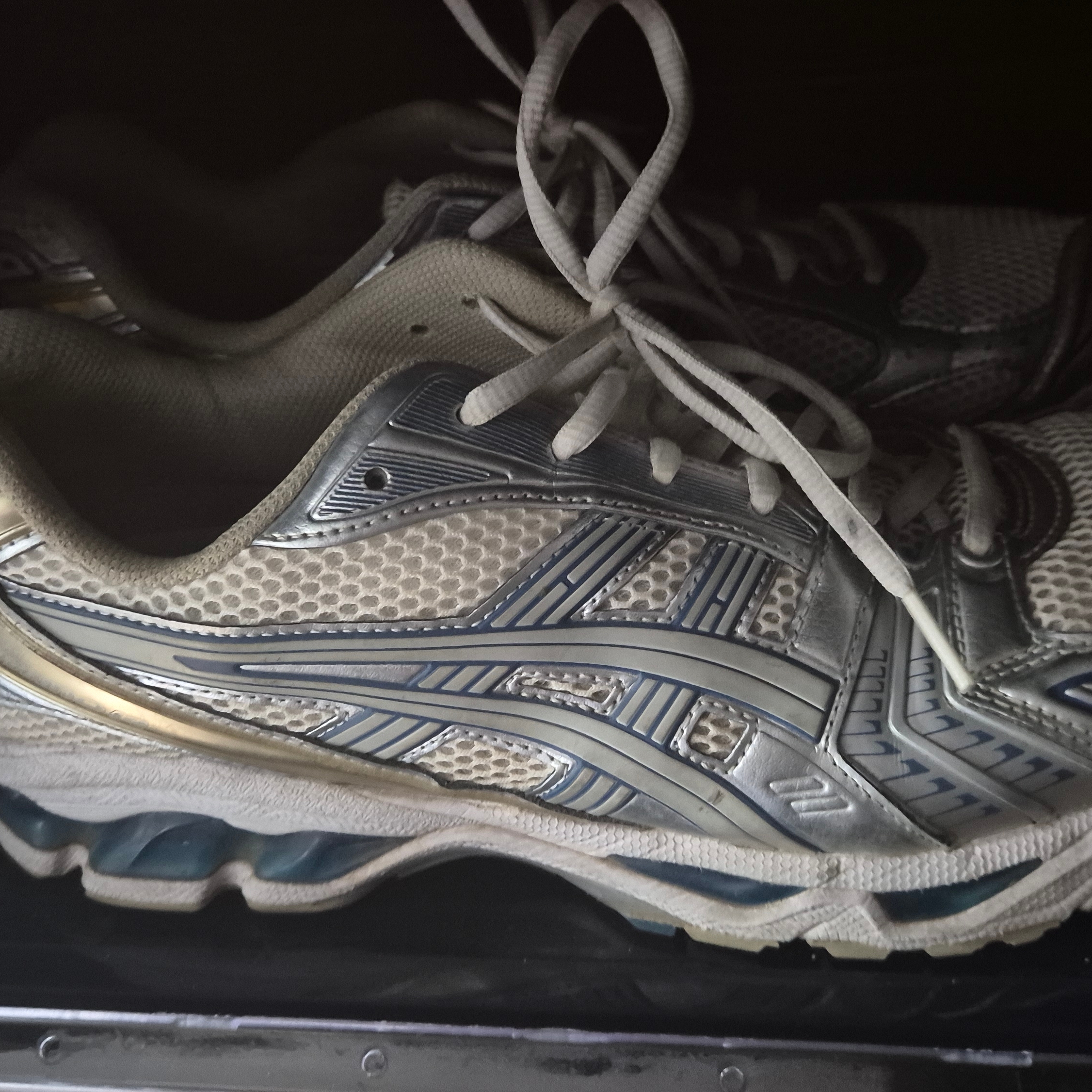 Asics Gel-Kayano 14 Cream Pure Silver 착용 스타일