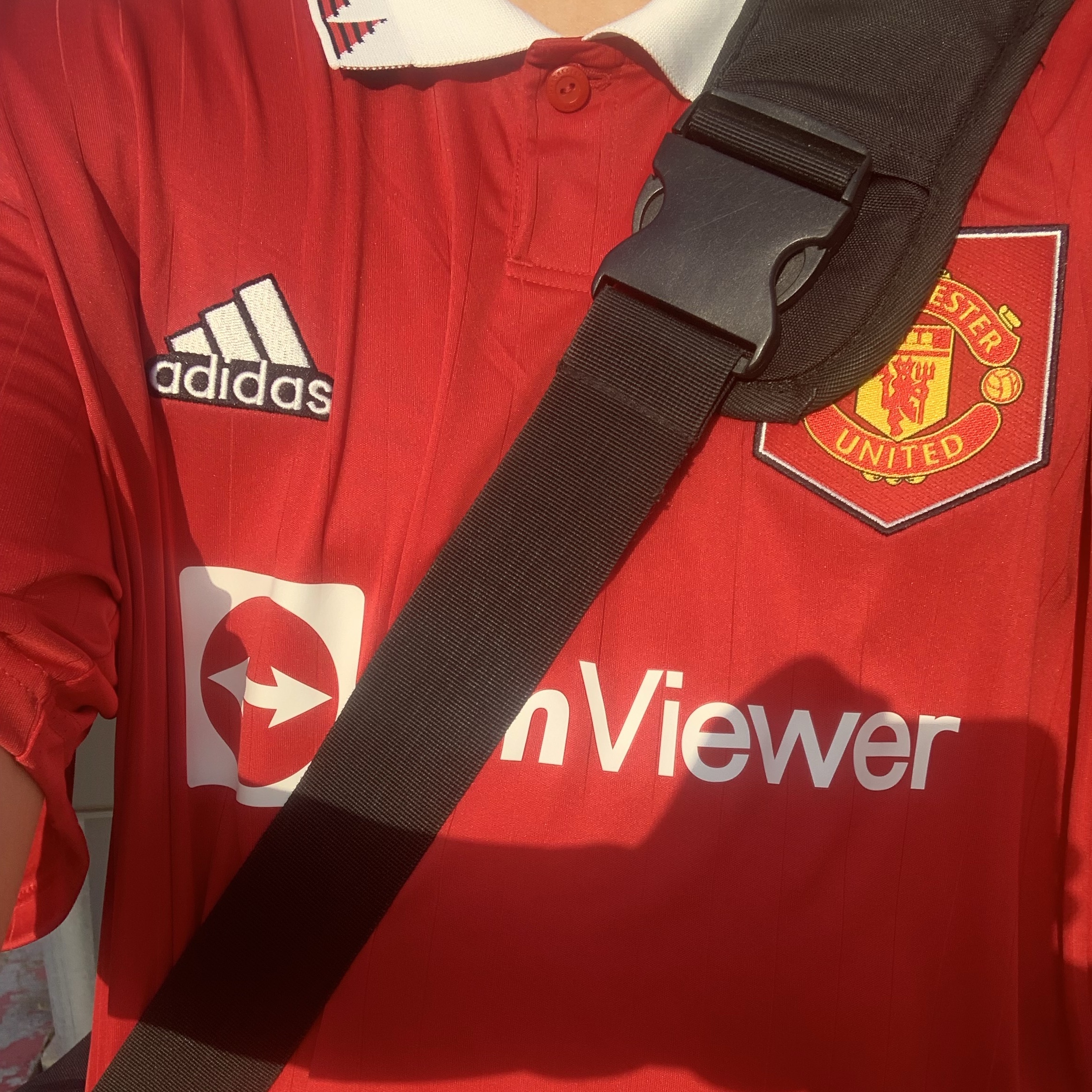 Adidas Manchester United 2022/23 Home Jersey Real Red - US Sizing (Non Marking Ver.), Adidas Manchester United 2024/25 Away Jersey Night Indigo - KR Sizing (Non Marking Ver.) 착용 스타일 - 1