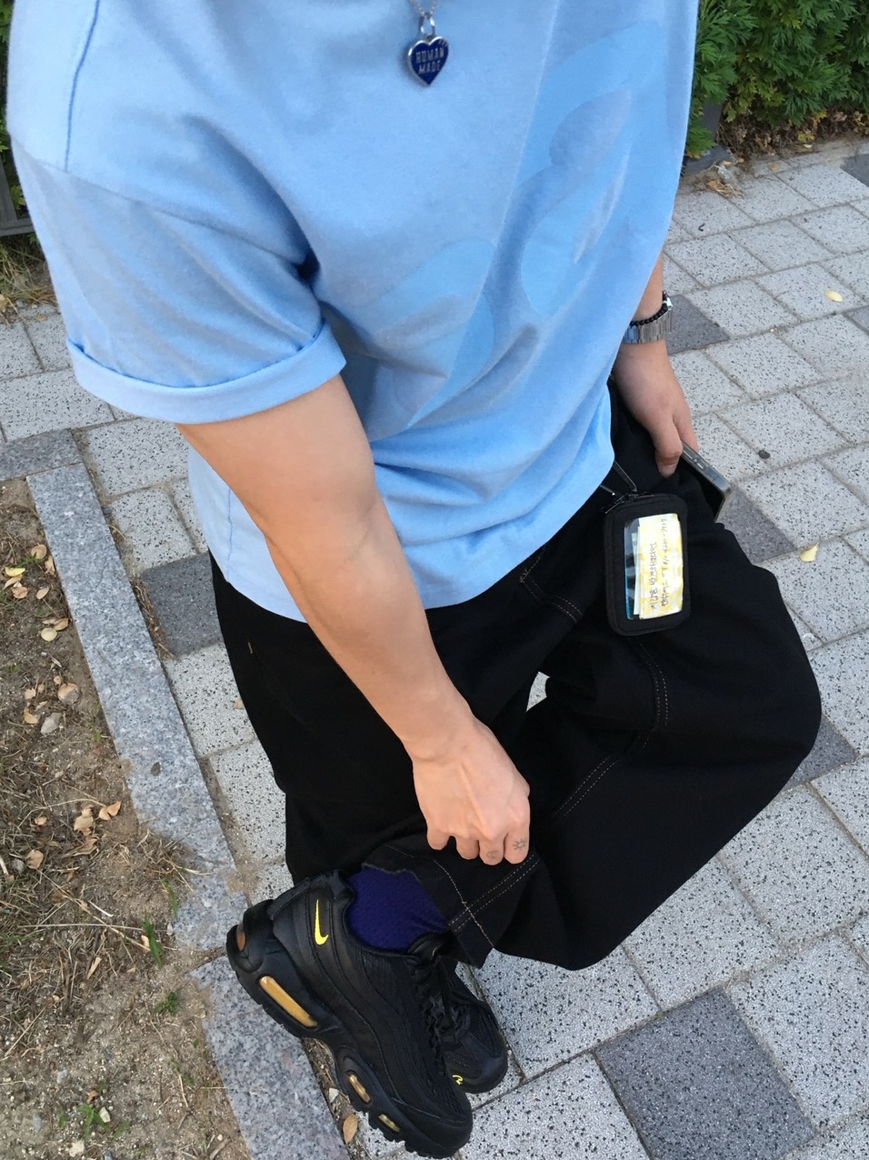 Nike x Corteiz Air Max 95 Black and Tour Yellow 착용 스타일 - 1