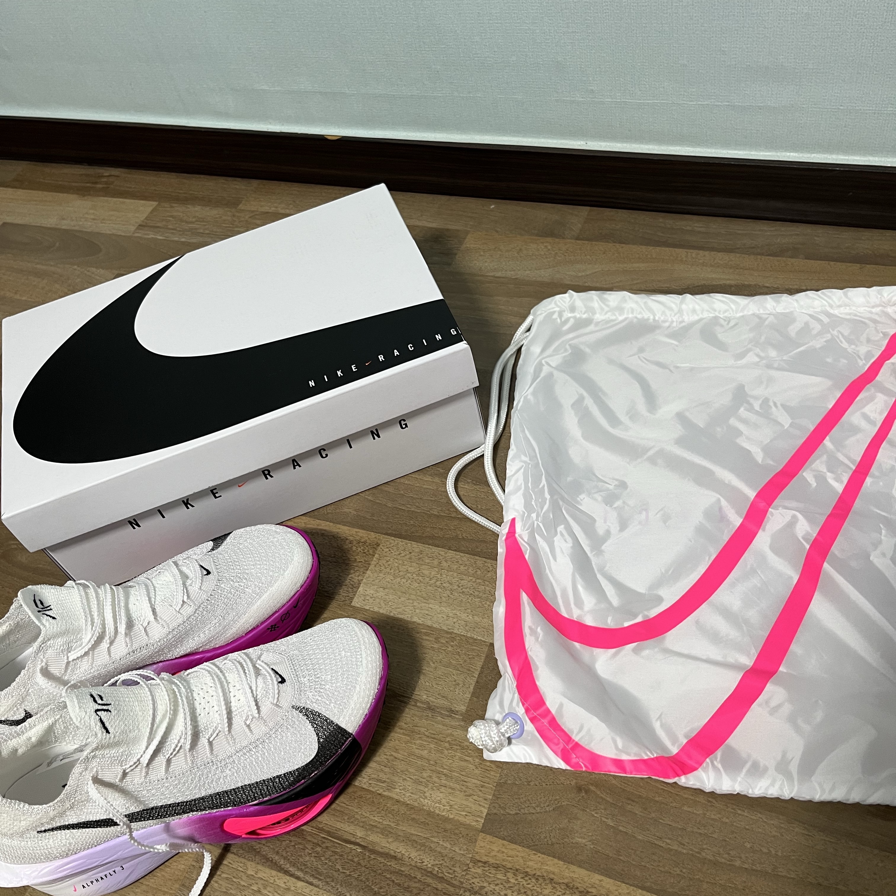 Nike Air Zoom Alphafly Next% 3 Hyper Pink, Nike Everyday Essential Crew Socks White (3 Pack/Korean Ver.) 착용 스타일 - 1