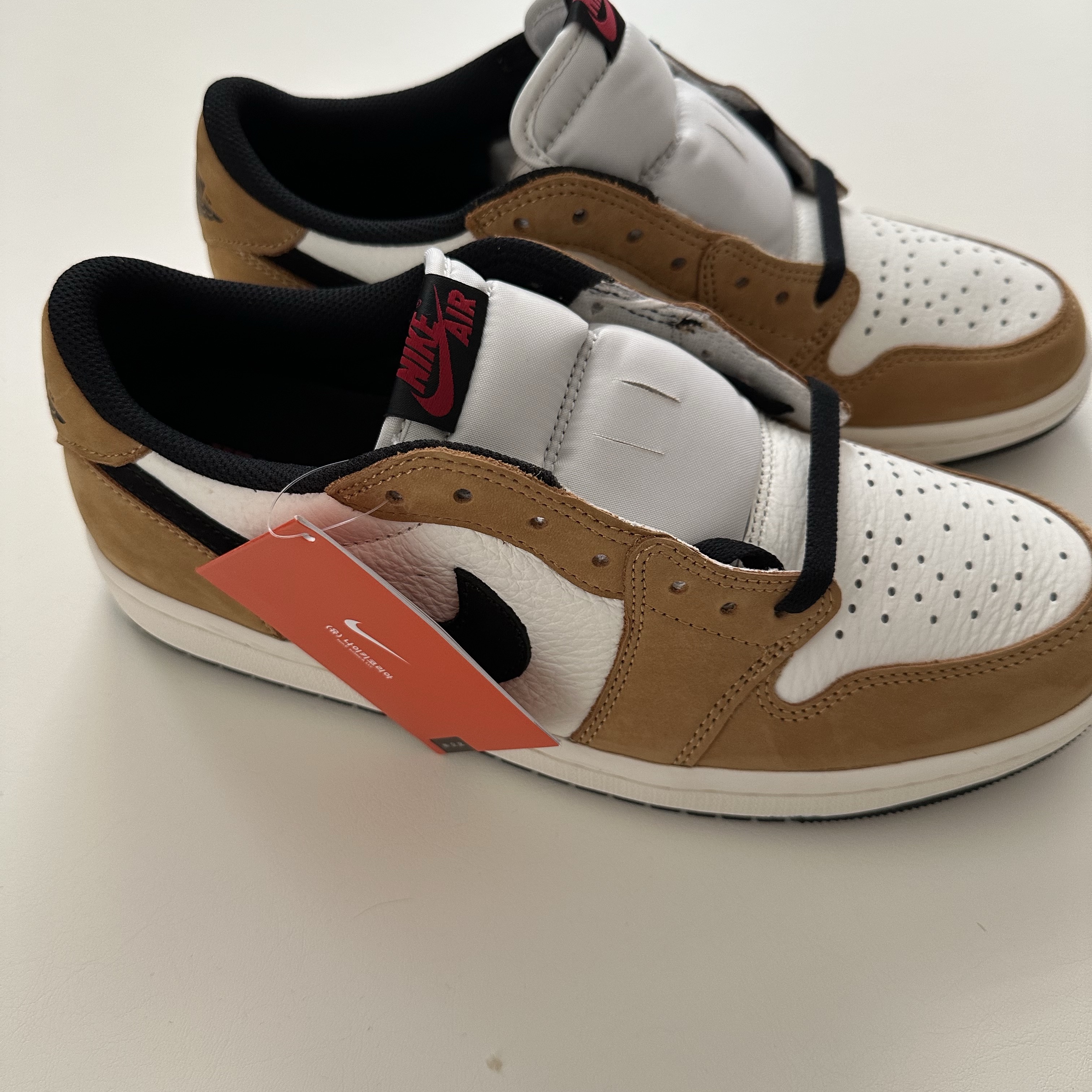 Jordan 1 Low OG Sail and Golden Harvest 착용 스타일