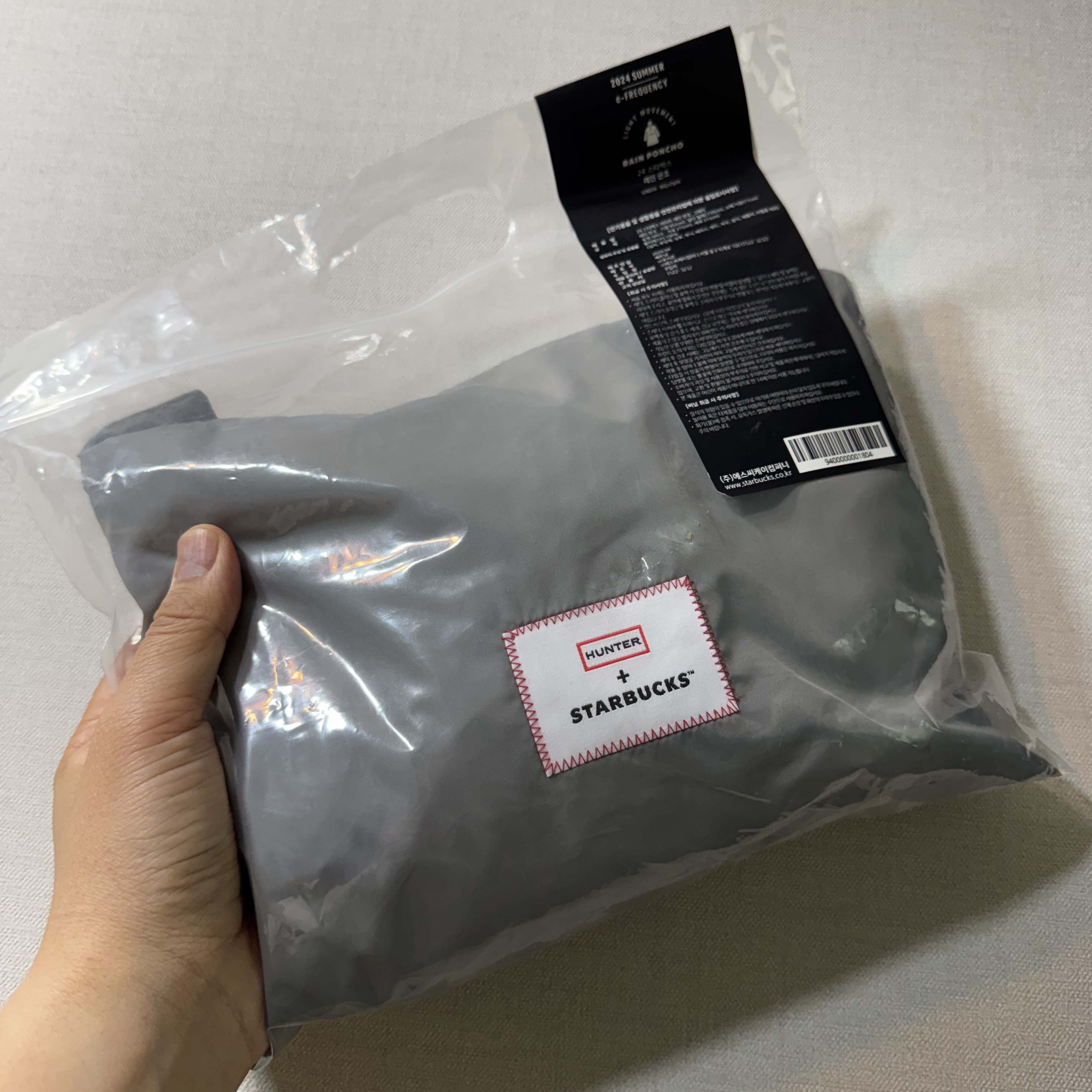Starbucks x Hunter Light Rain Poncho Gray 착용 스타일
