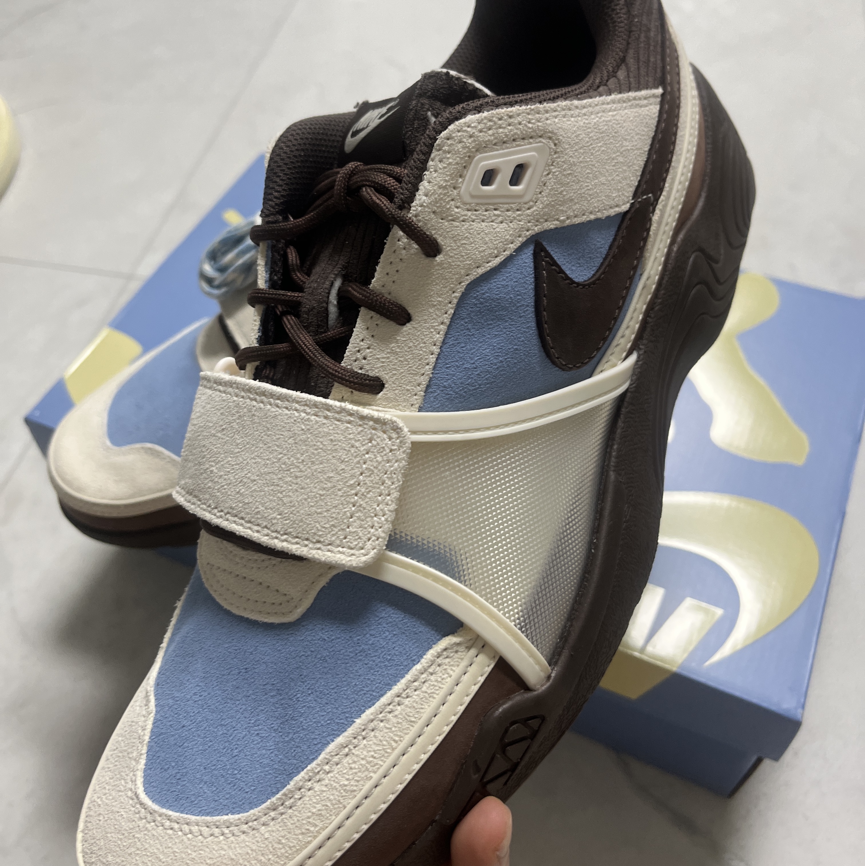 Nike x Travis Scott Zoom Field Jaxx Pale Ivory and Leche Blue 착용 스타일