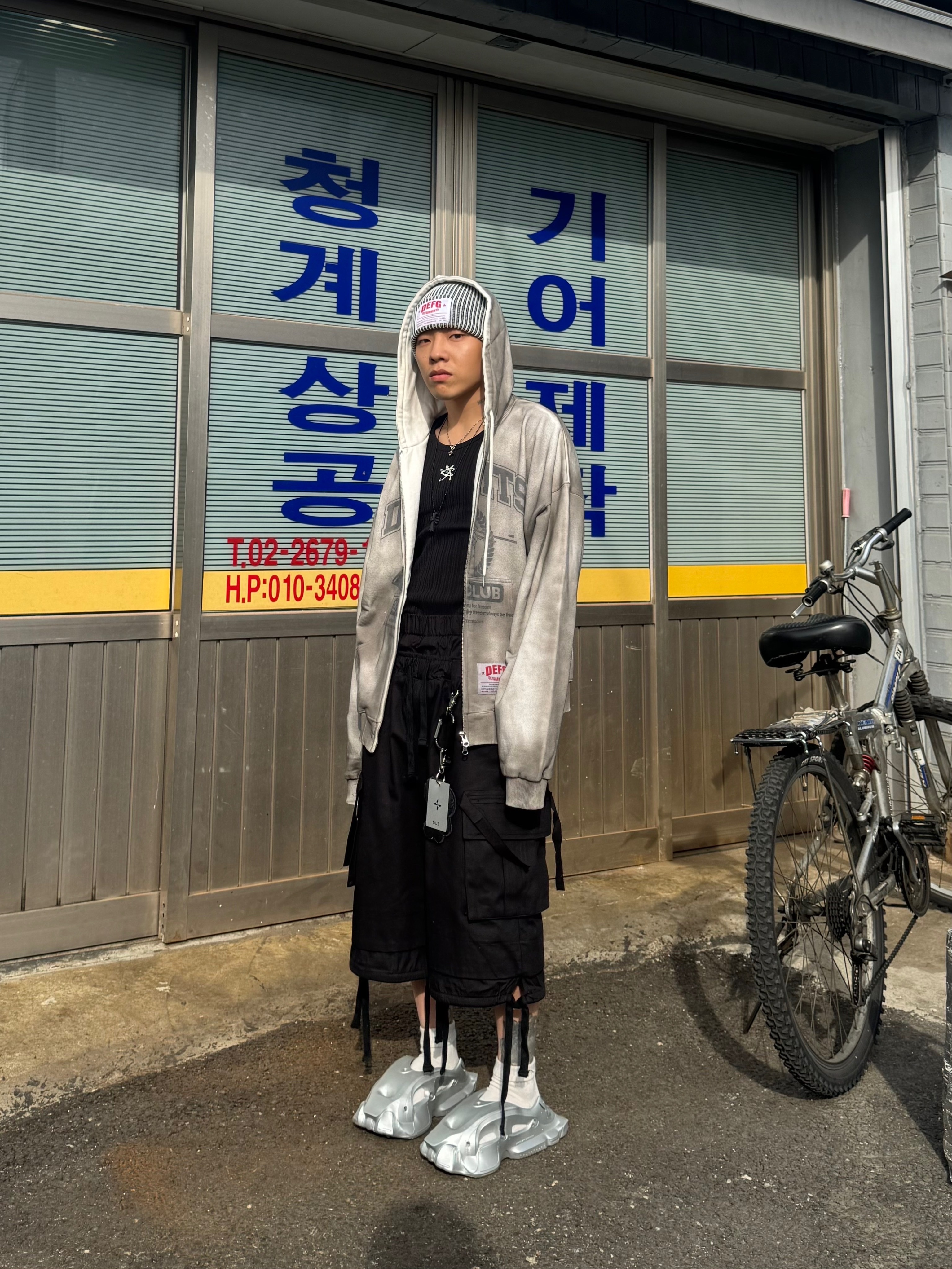 DEFGARMENTS Label Point Rib Beanie White, DEFGARMENTS Dirty Washed Hood Zipup Gray 착용 스타일 - 1