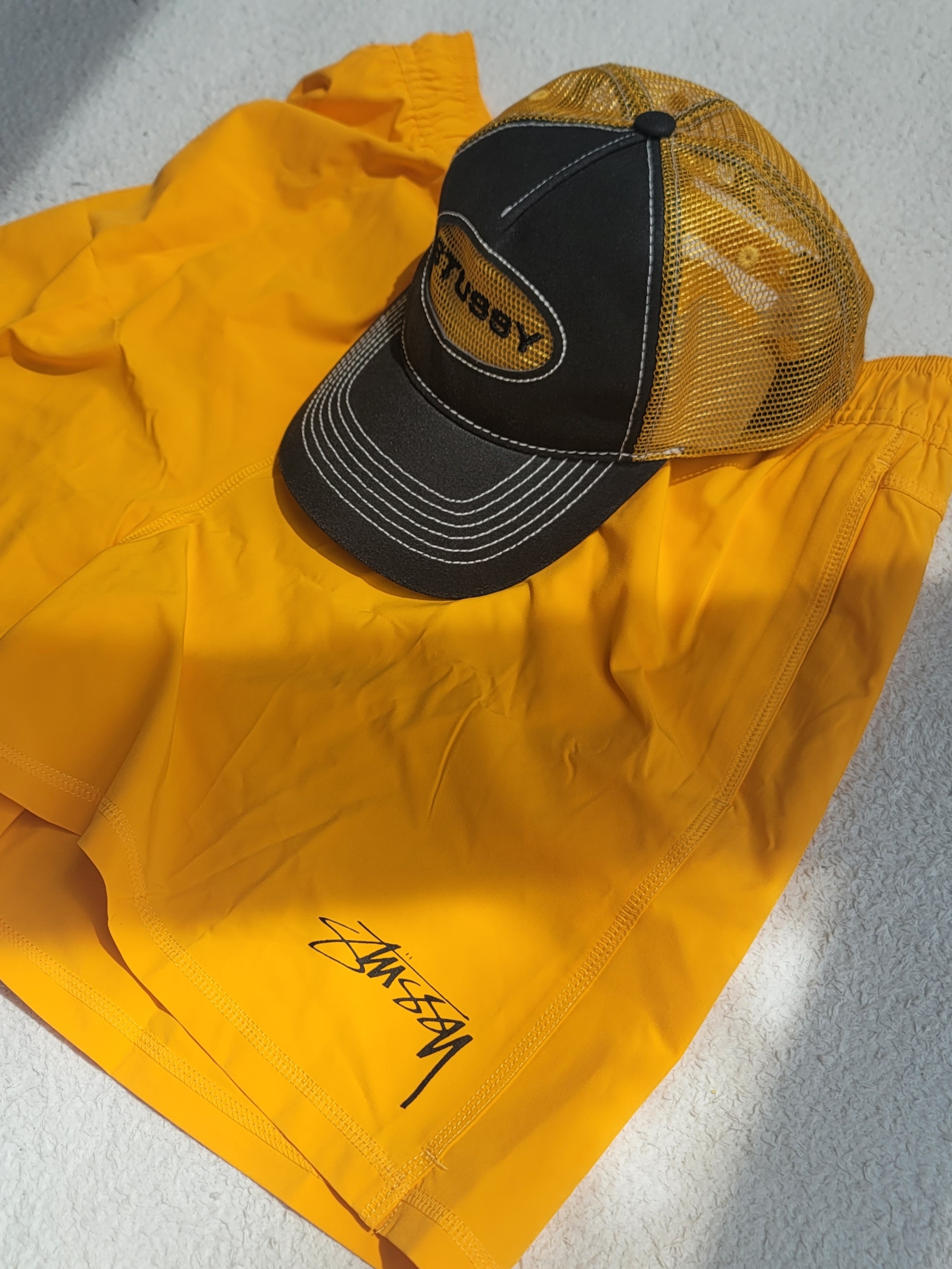 Stussy Low Pro Trucker Cut-Out Leather Snapback Honey, Nike x Stussy Water Short Sundial (FZ5761-717) 착용 스타일