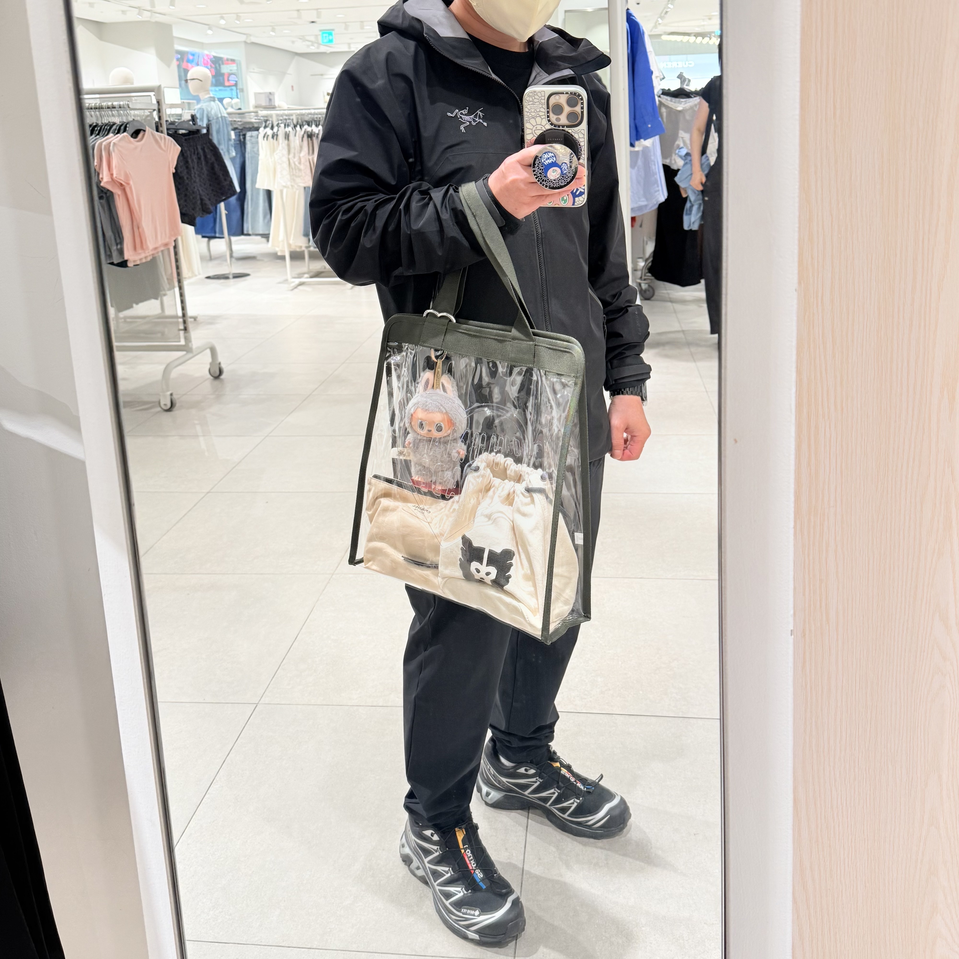 Arc'teryx Beta Jacket Black, Human Made Drawstring Bag White 착용 스타일