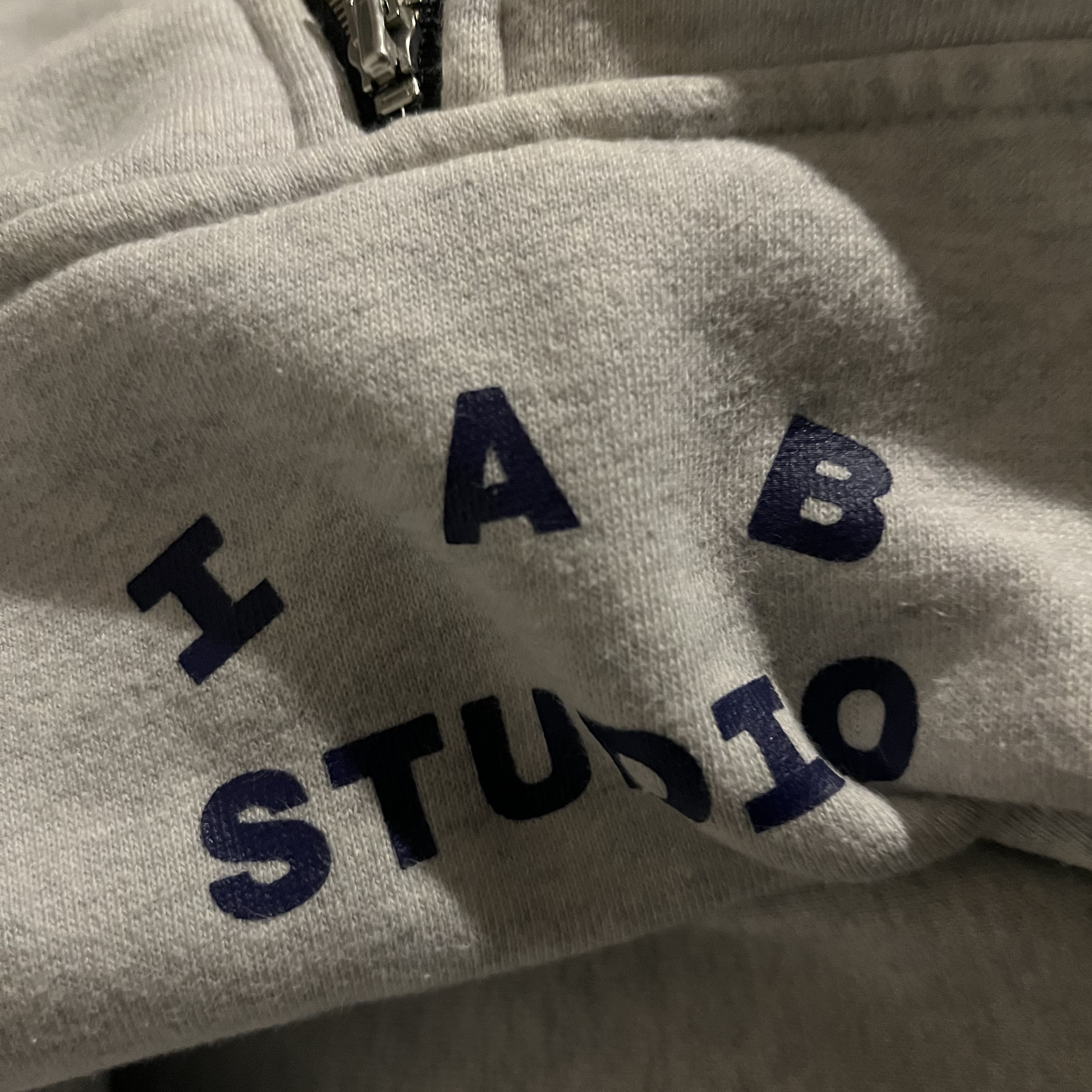 IAB Studio Half Zip Pullover Light Gray 착용 스타일