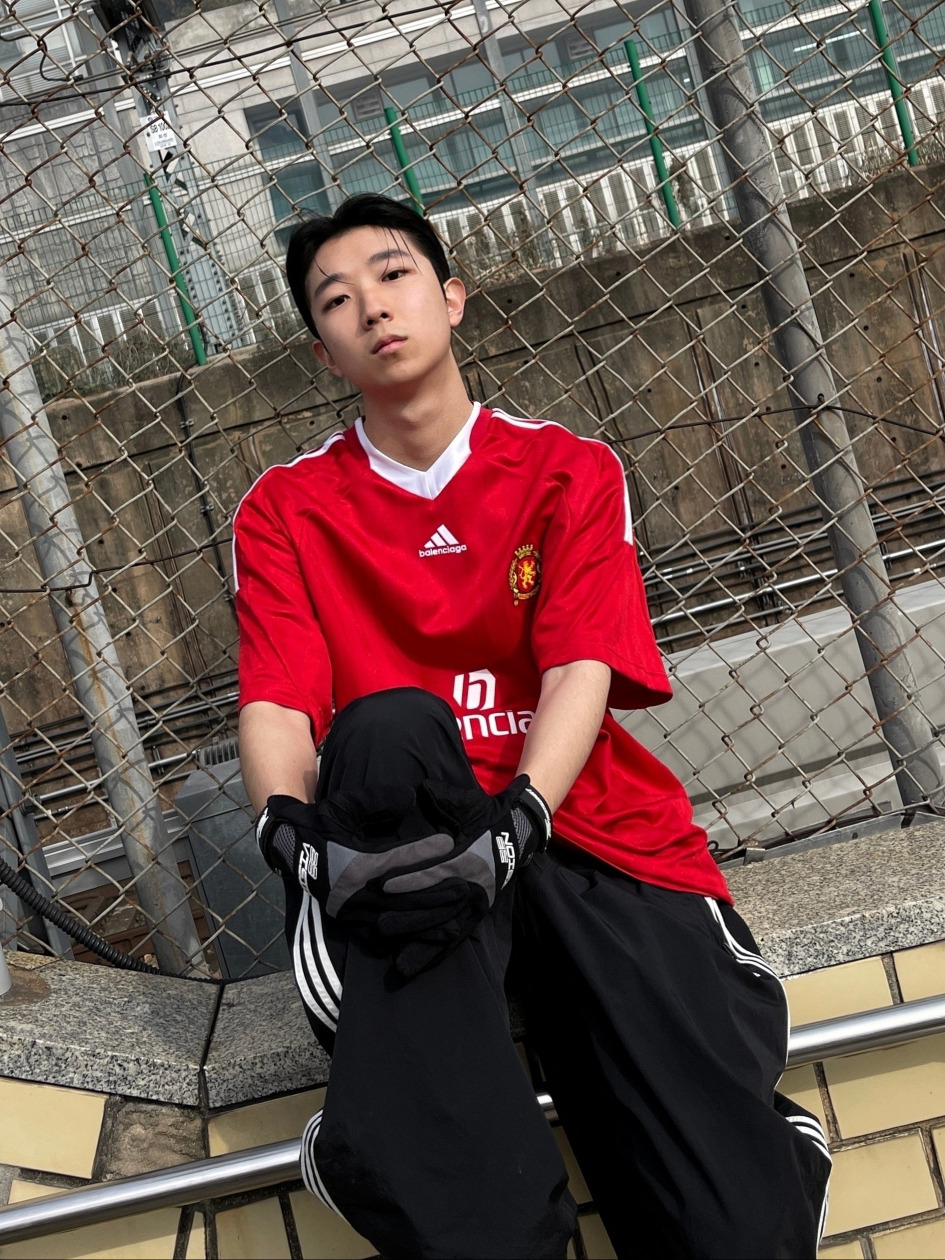Balenciaga x Adidas Oversized Football T-Shirt Red, Balenciaga x Adidas Tracksuit Trousers Black 착용 스타일 - 1