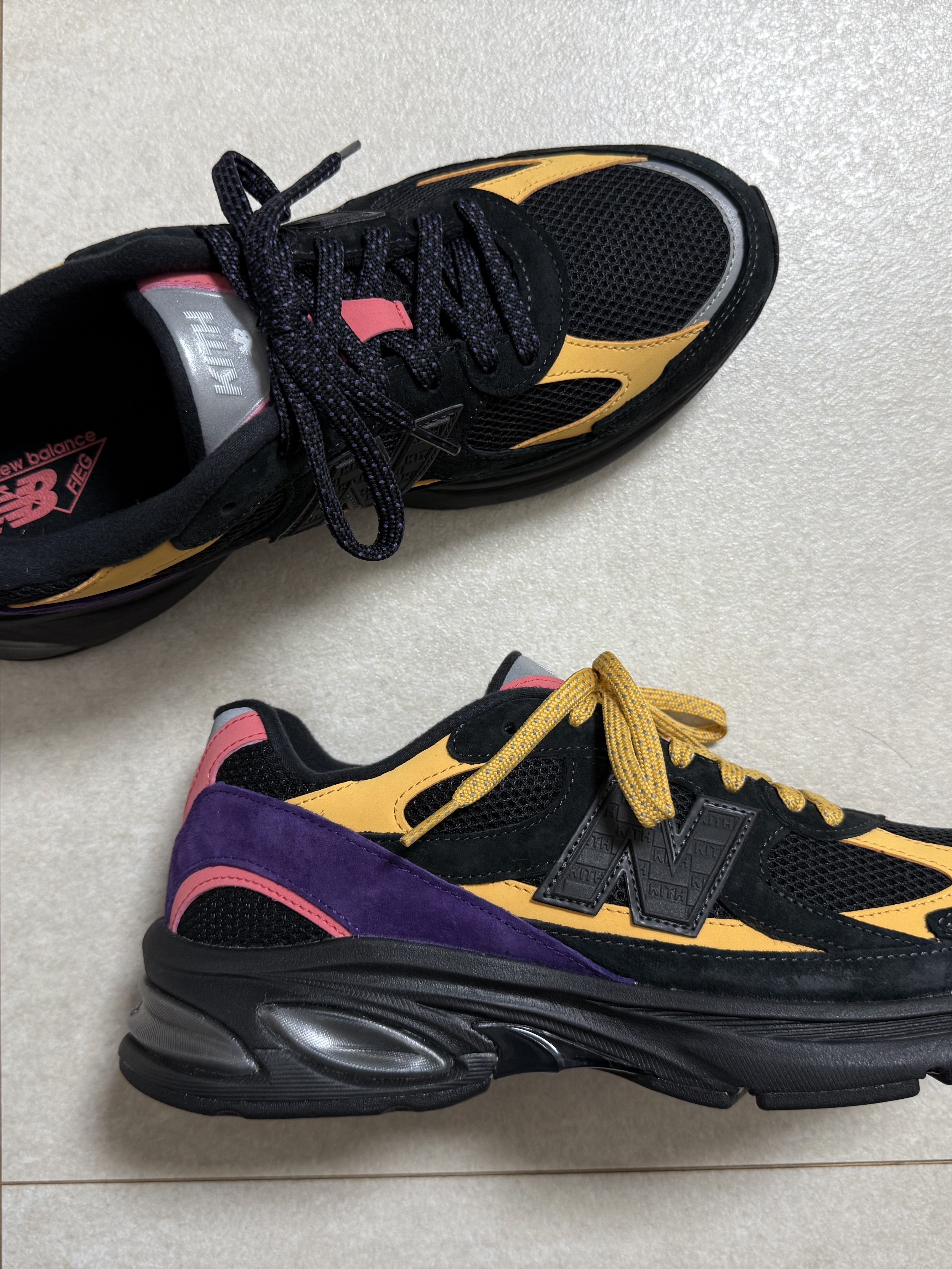 New Balance x Ronnie Fieg 2010 Abzorb Black Yellow 착용 스타일 - 6