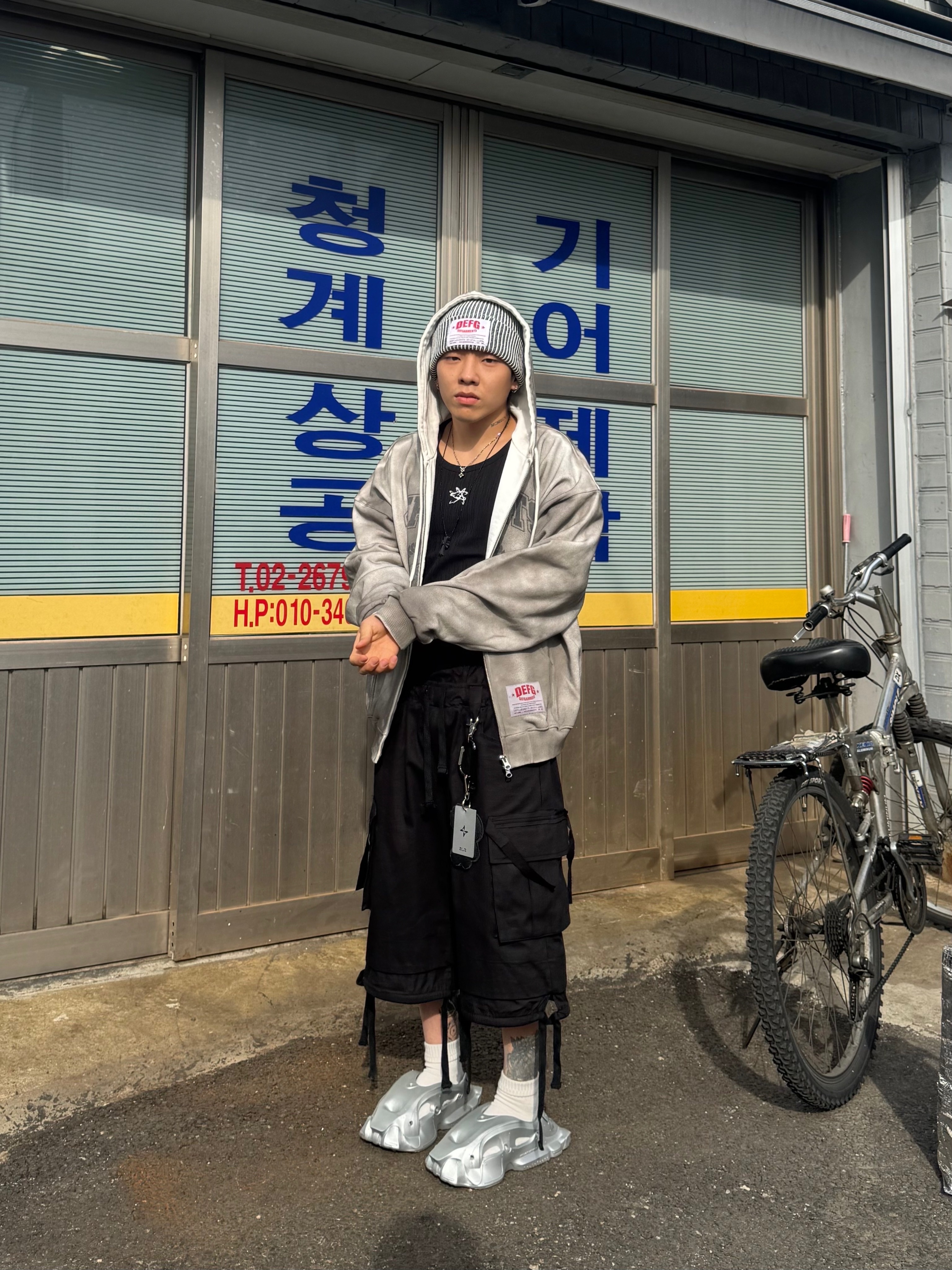 DEFGARMENTS Label Point Rib Beanie White, DEFGARMENTS Dirty Washed Hood Zipup Gray 착용 스타일 - 2