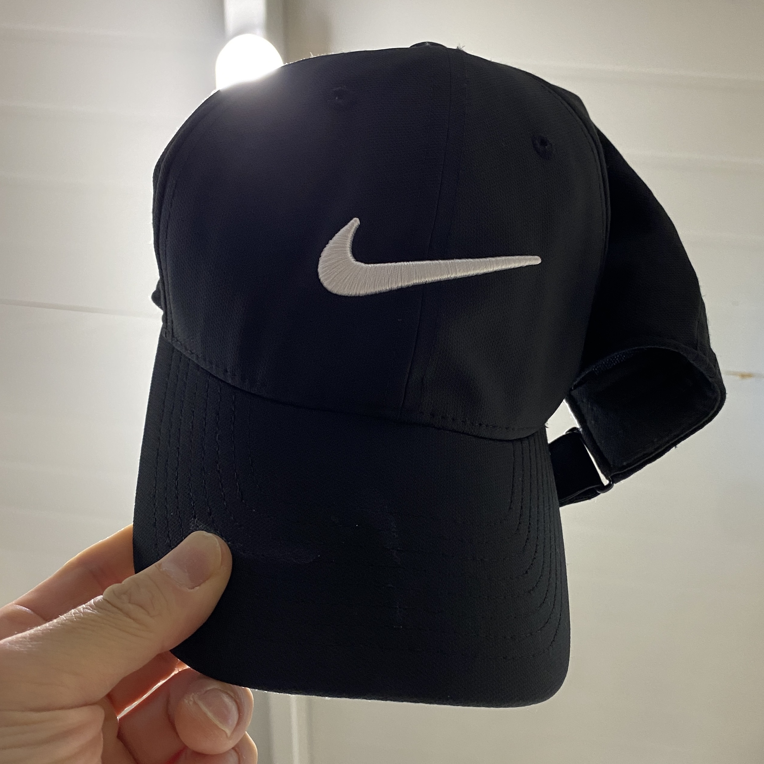 Nike Dri-Fit Club Structured Swoosh Cap Black 착용 스타일
