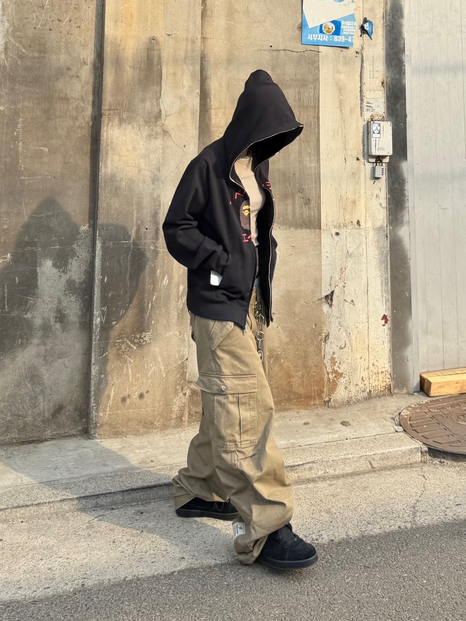 BAPE Japan Katakana College City T-Shirt Black, Aoiro Hikari Snap M65 Pants Mocha Brown 착용 스타일 - 3