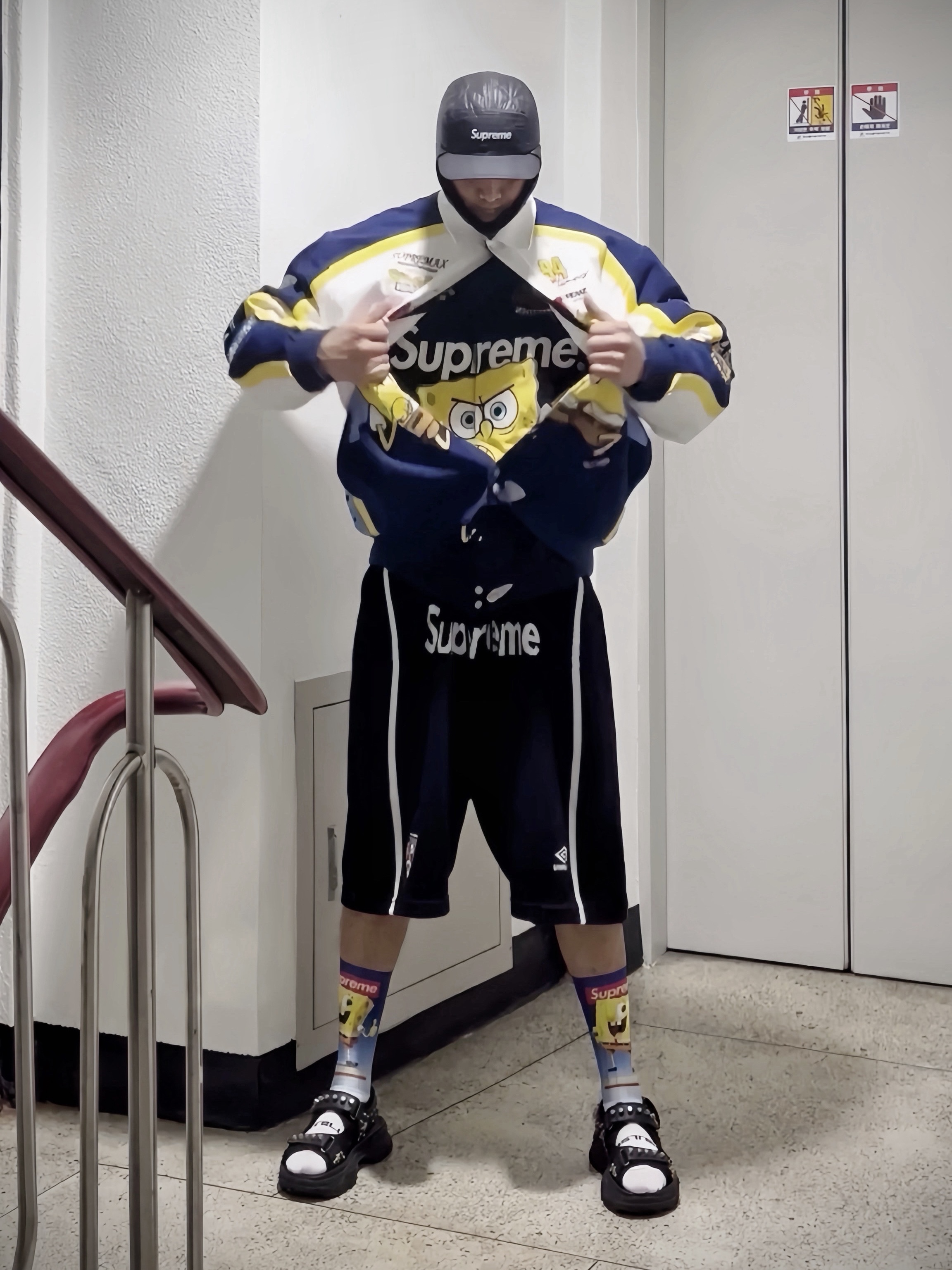 Supreme Polartec Earflap Camp Cap Black - 21FW, Supreme x SpongeBob SquarePants Jeff Hamilton Racing Jacket White - 25SS 착용 스타일