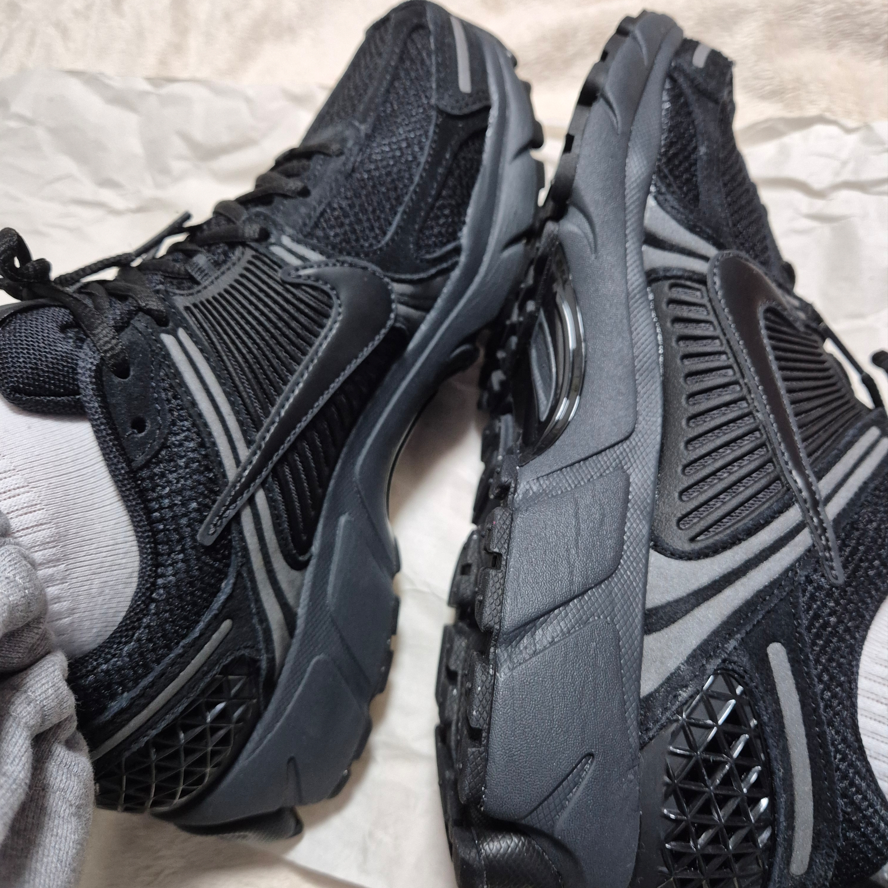 Nike Zoom Vomero 5 Black Anthracite Metallic Dark Grey 착용 스타일 - 1
