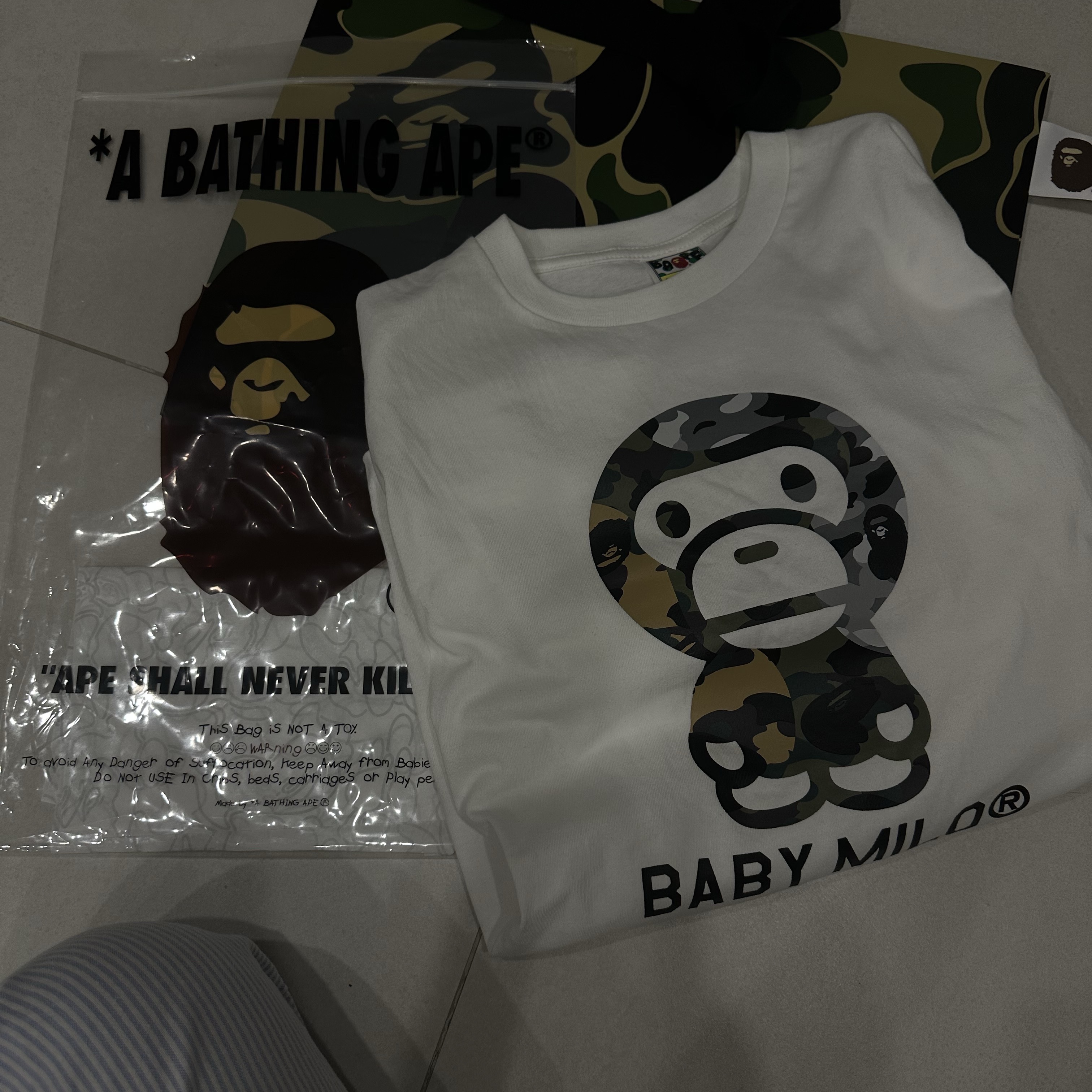 BAPE 1st Camo Crazy Baby Milo L/S T-Shirt White 착용 스타일 - 1