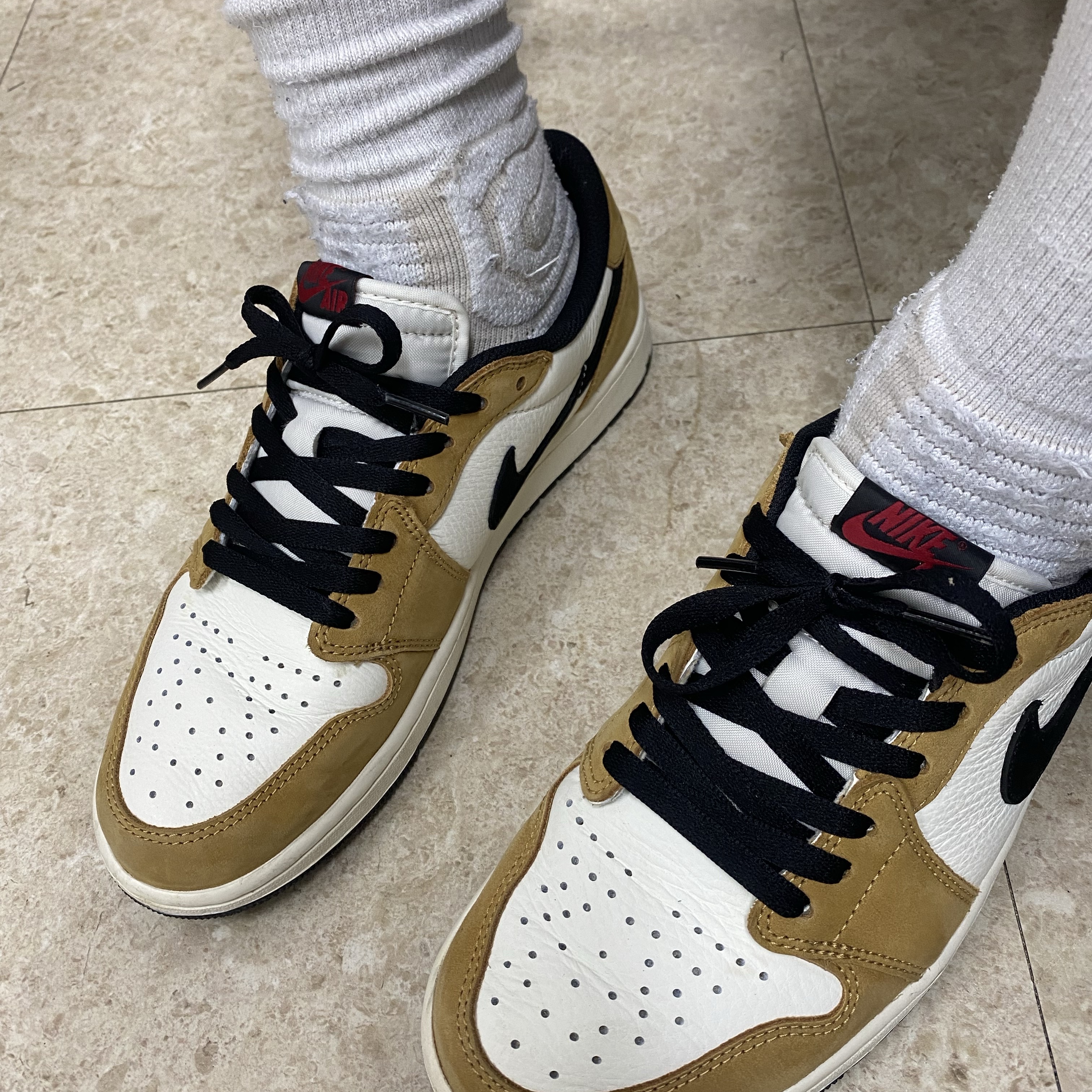 Jordan 1 Low OG Sail and Golden Harvest 착용 스타일