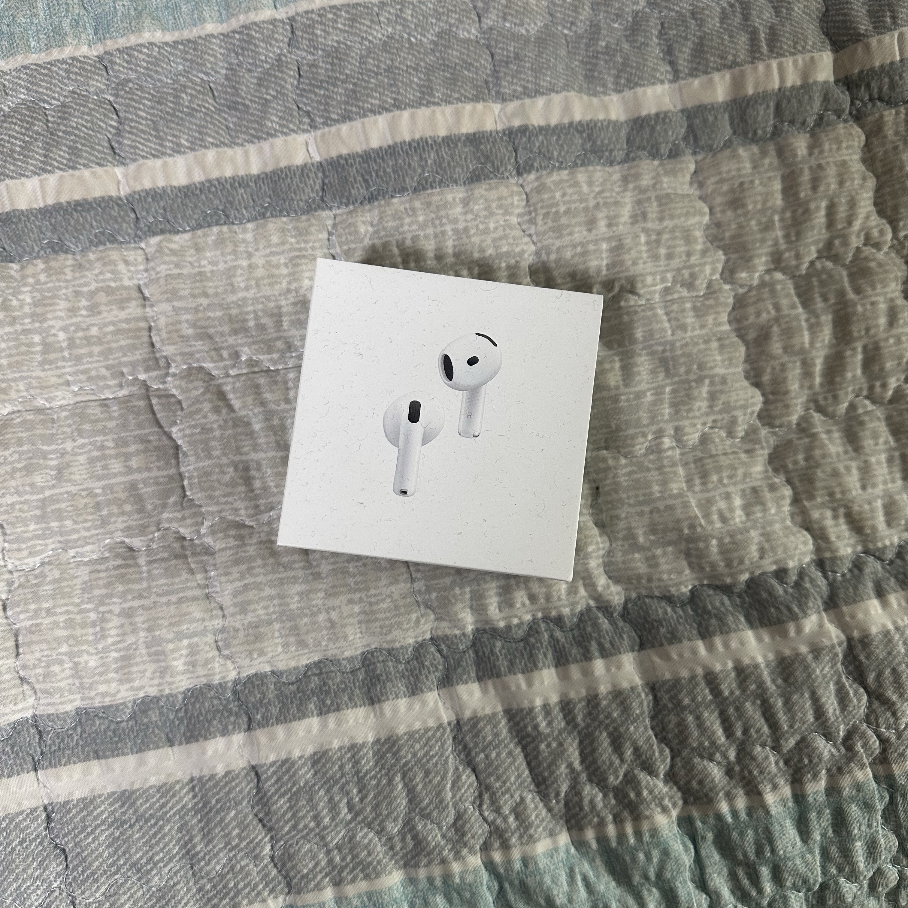 Apple AirPods 4th Gen with Active Noise Cancellation (Korean Ver.) 착용 스타일