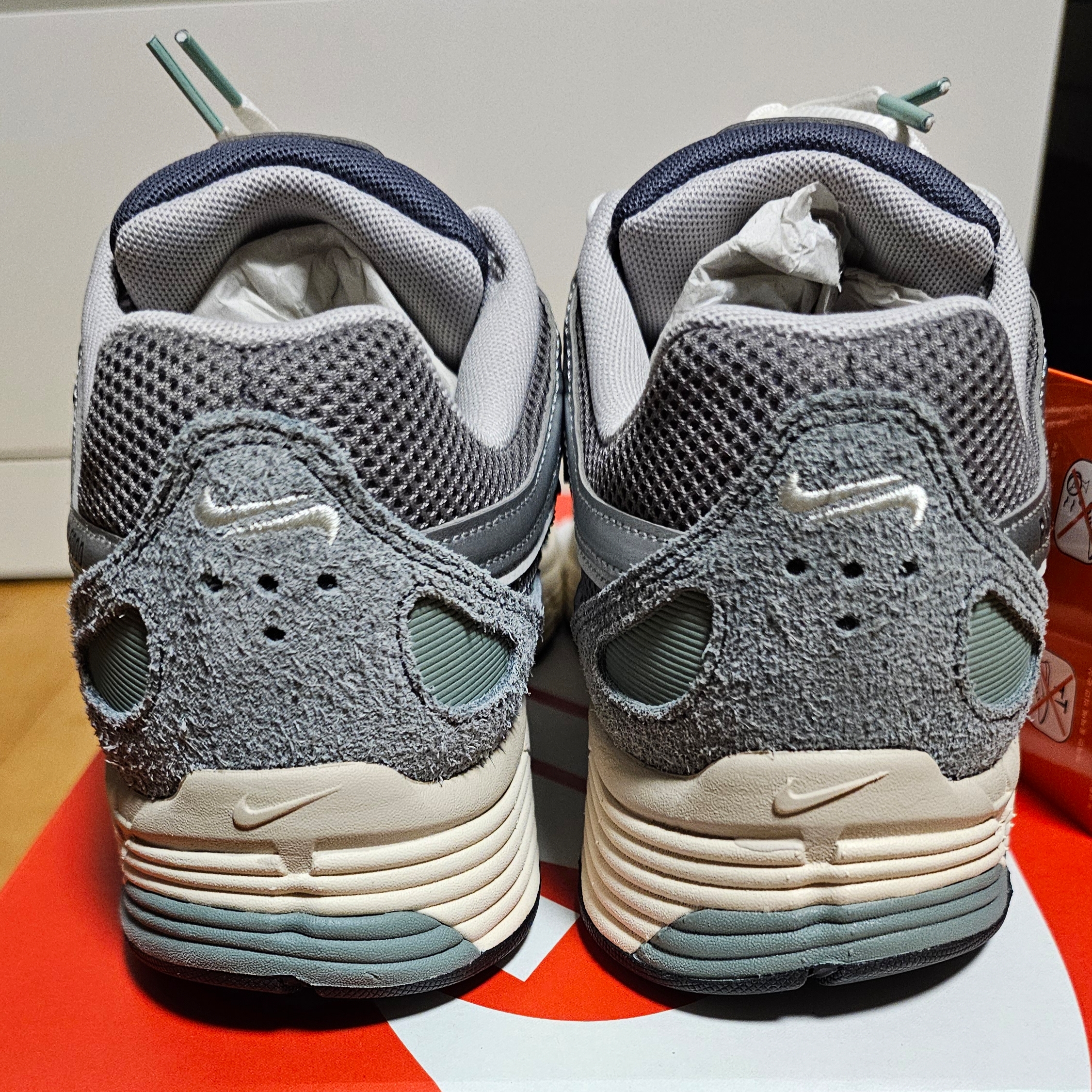 Nike P-6000 Flat Pewter Light Iron Ore 착용 스타일