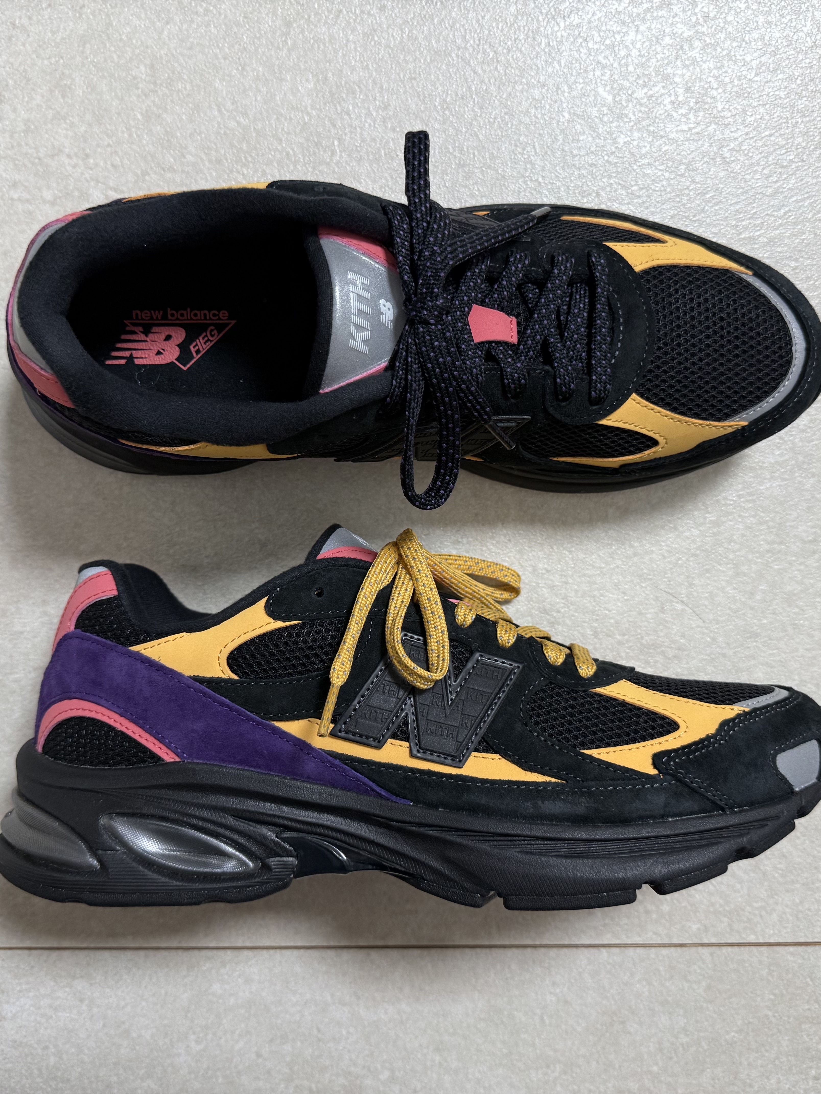 New Balance x Ronnie Fieg 2010 Abzorb Black Yellow 착용 스타일 - 5