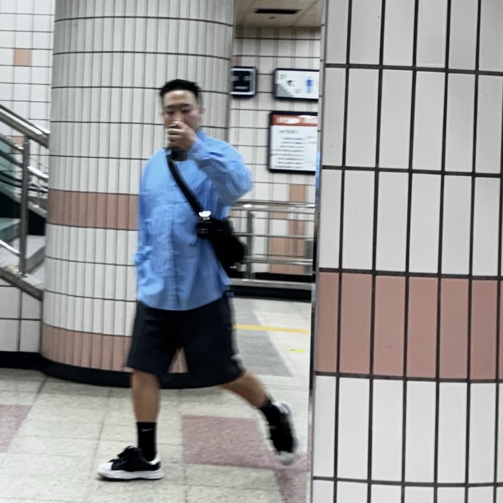 Maison Mihara Yasuhiro Blakey OG Sole Leather Low-top Sneakers Black, Prada Re-Nylon and Saffiano Leather Shoulder Bag Black 착용 스타일