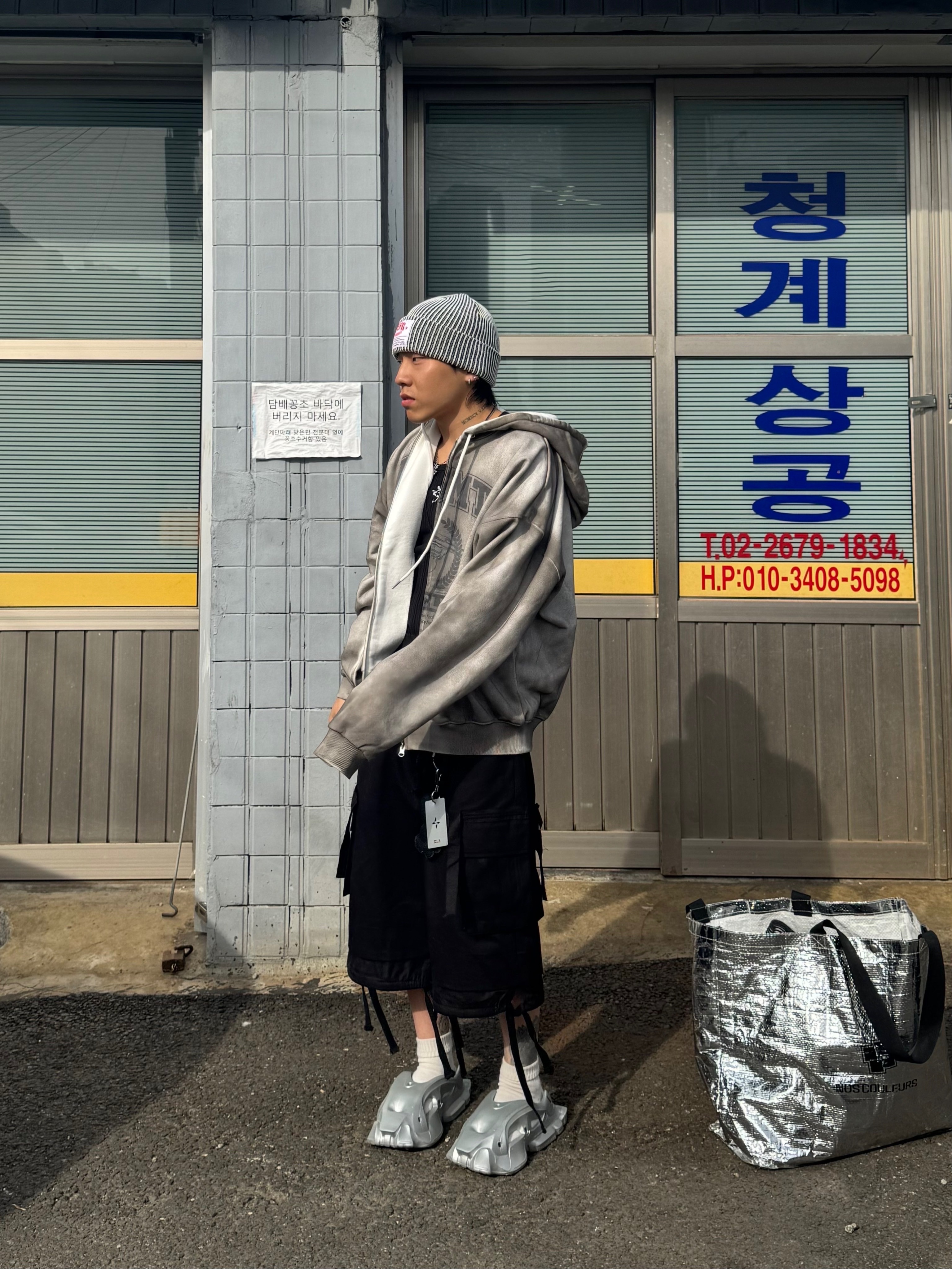 DEFGARMENTS Label Point Rib Beanie White, DEFGARMENTS Dirty Washed Hood Zipup Gray 착용 스타일 - 6