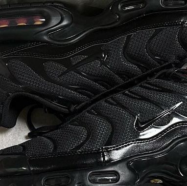 Nike Air Max Plus Triple Black 착용 스타일