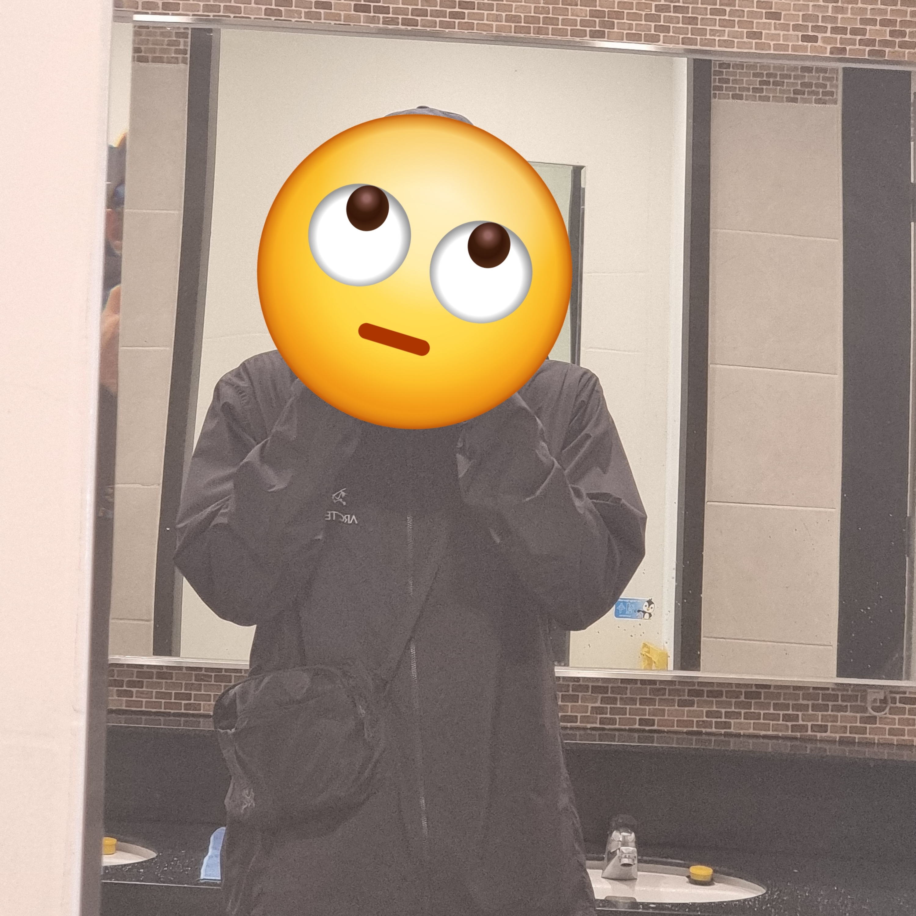 Arc'teryx Squamish Hoody Black, Arc'teryx Heliad 6 Crossbody Bag Black 착용 스타일